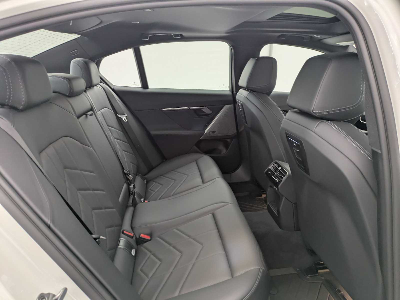 Thumbnail: 2025 BMW 5 Series - 22