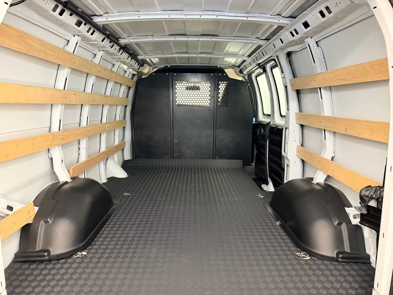 Thumbnail: 2024 GMC Savana - 27