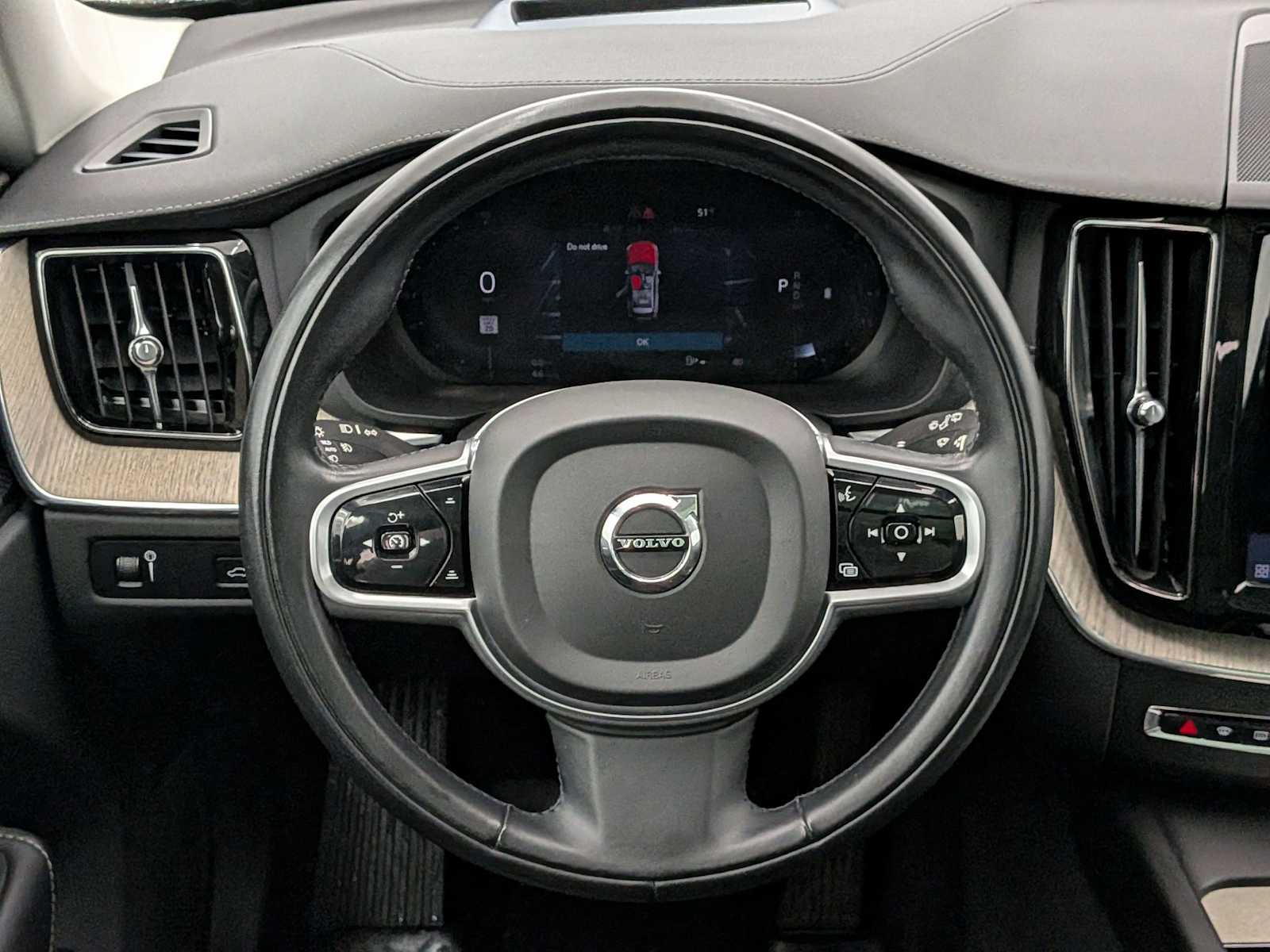 Thumbnail: 2022 Volvo XC60 - 24