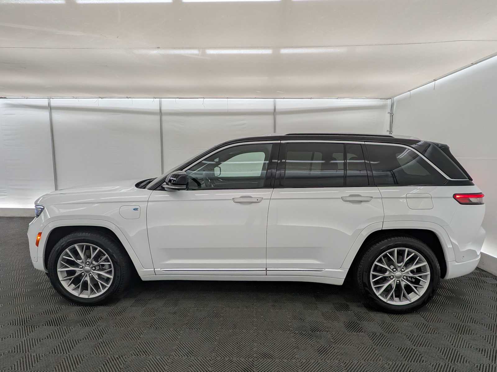 Thumbnail: 2023 Jeep Grand Cherokee - 3