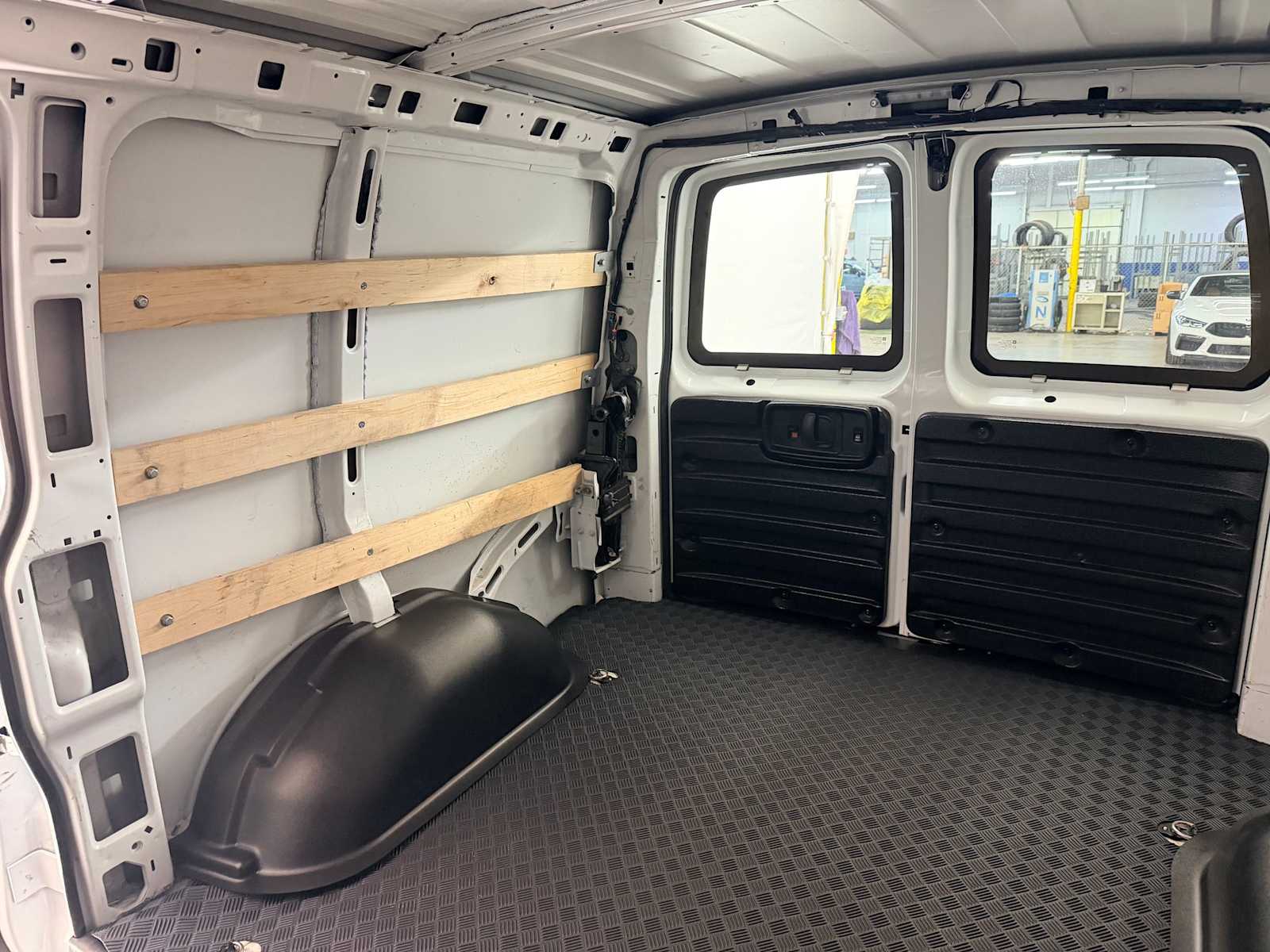 Thumbnail: 2024 GMC Savana - 18