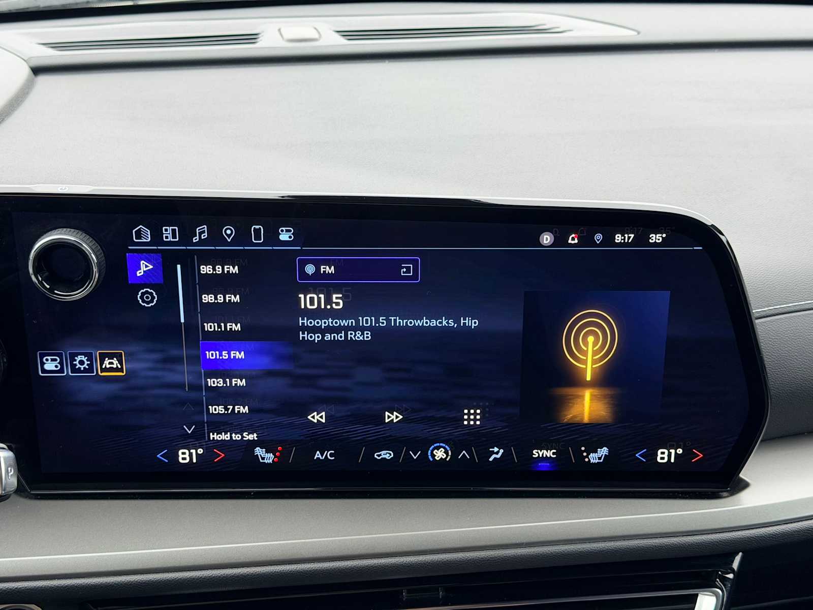 Thumbnail: 2025 Chevrolet Traverse - 26