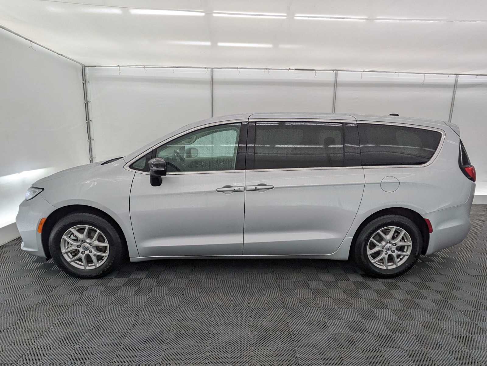 Thumbnail: 2024 Chrysler Pacifica - 3