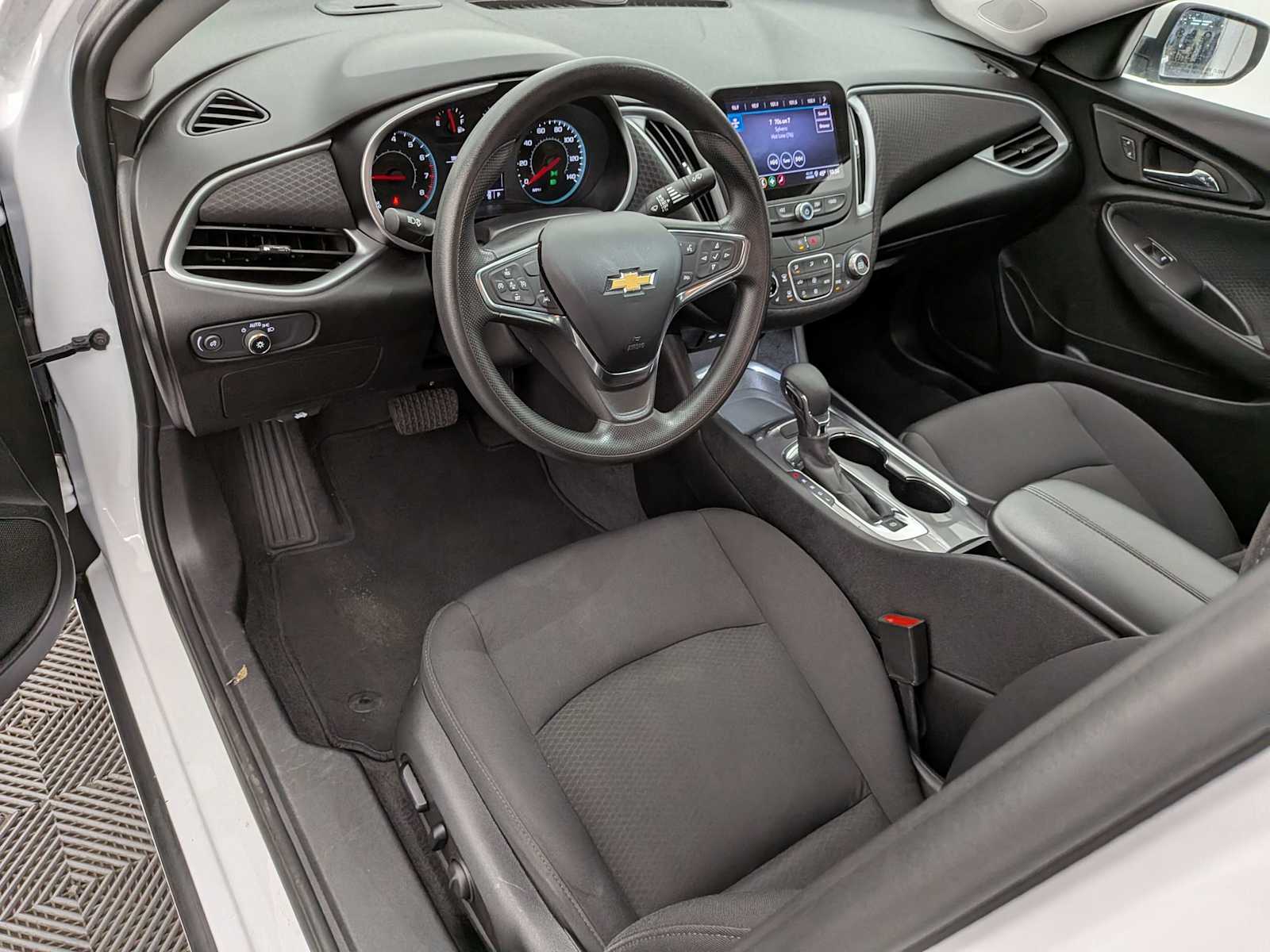 2023 Chevrolet Malibu 1LT photo 2