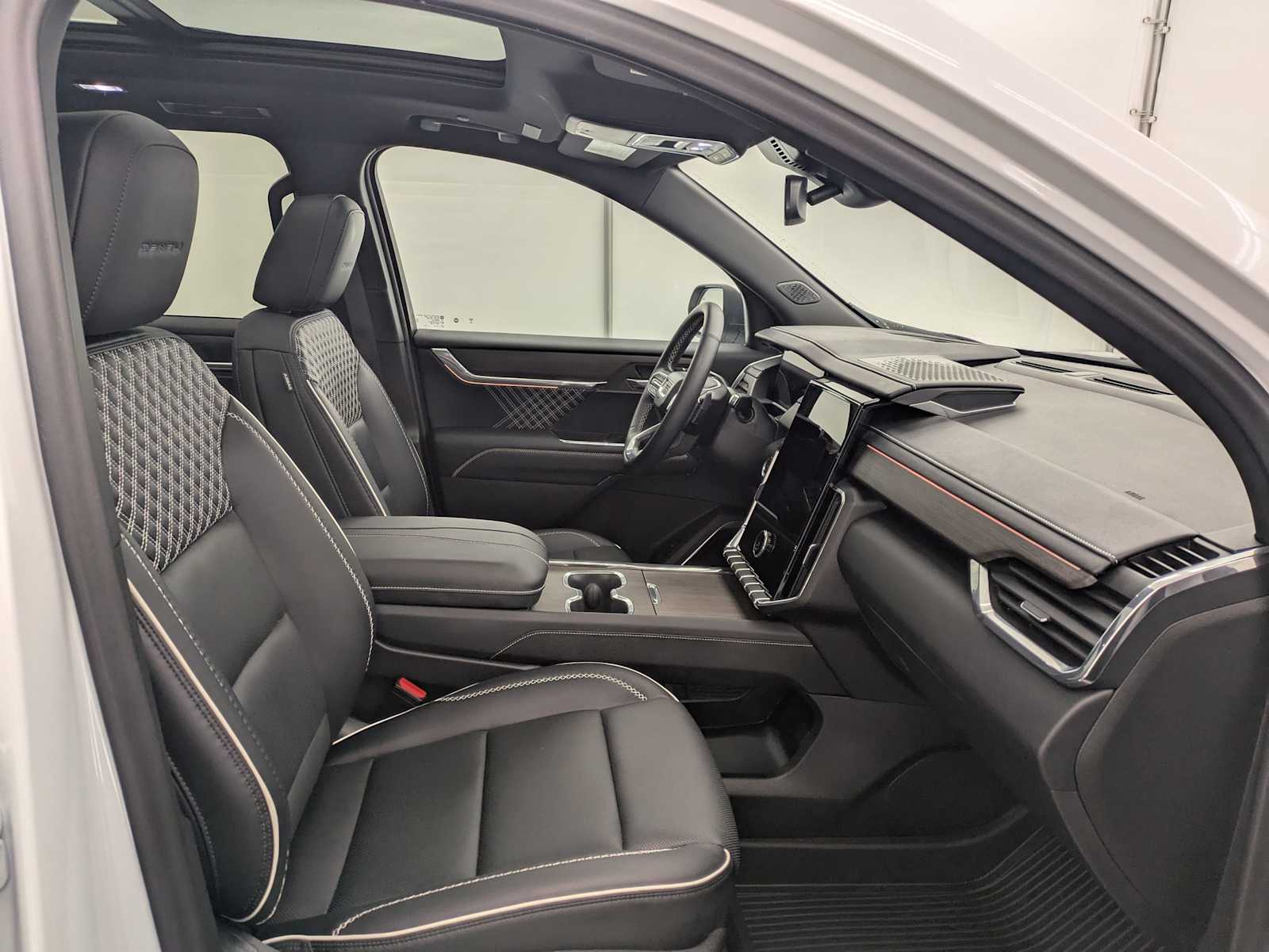 Thumbnail: 2024 GMC Acadia - 24