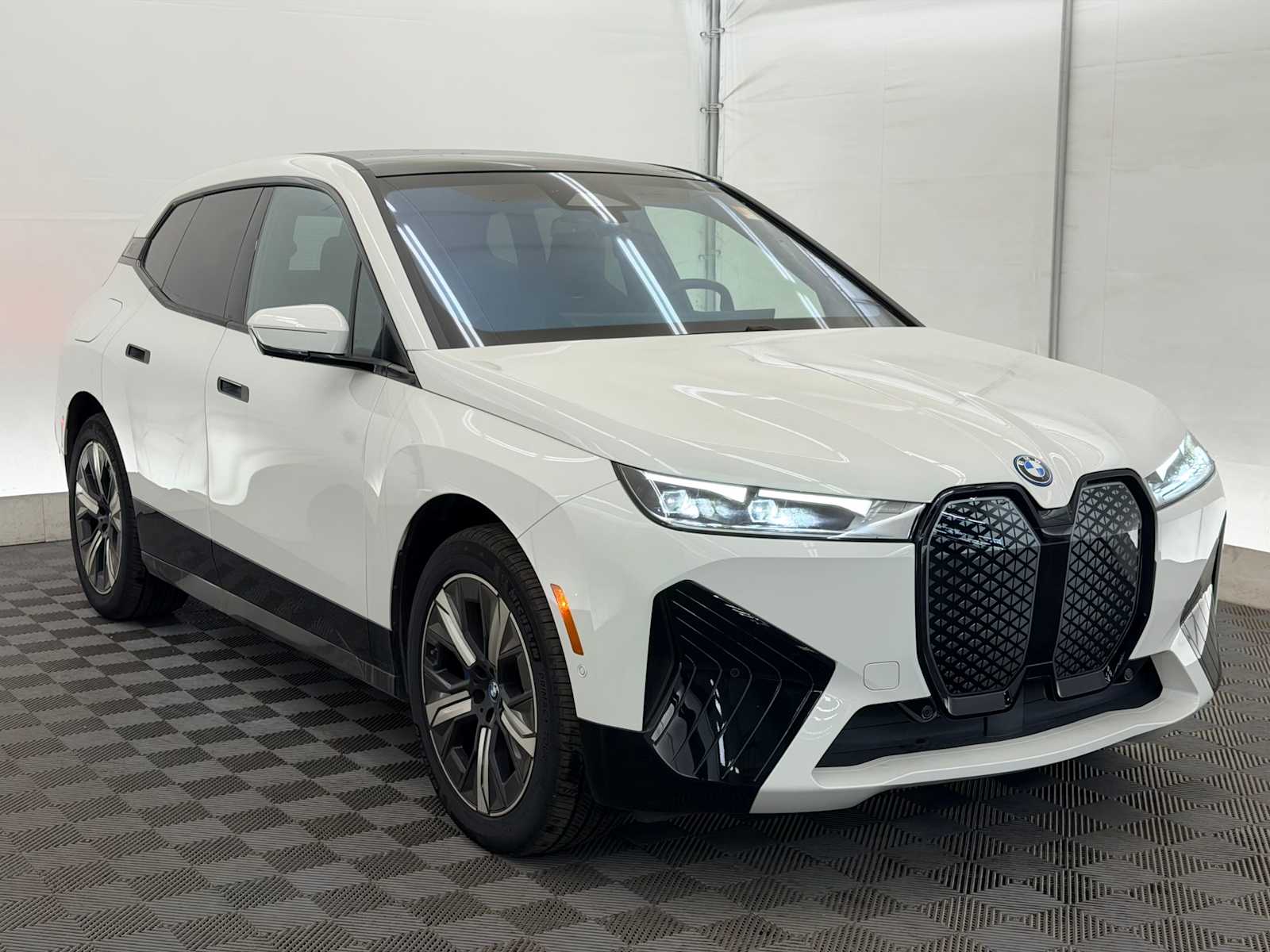 Thumbnail: 2023 BMW iX - 8