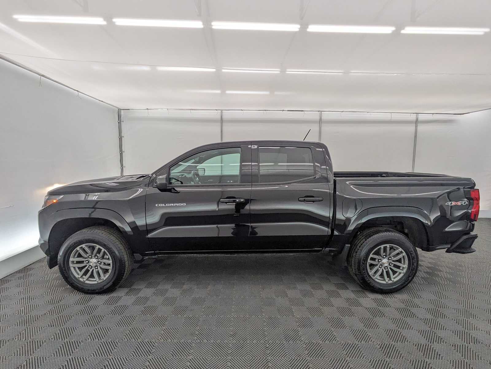 Thumbnail: 2023 Chevrolet Colorado - 3