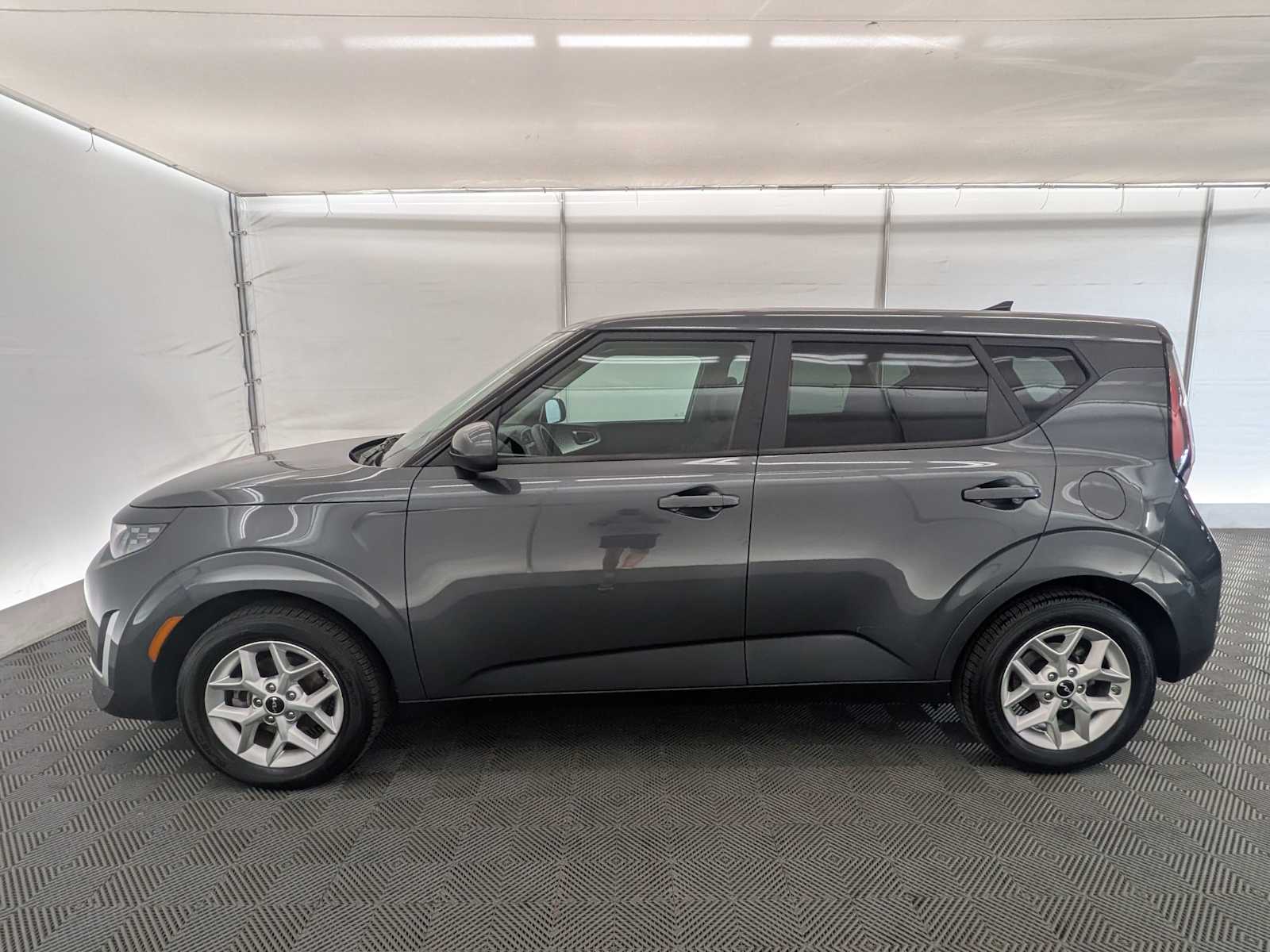 2023 Kia Soul LX photo 3