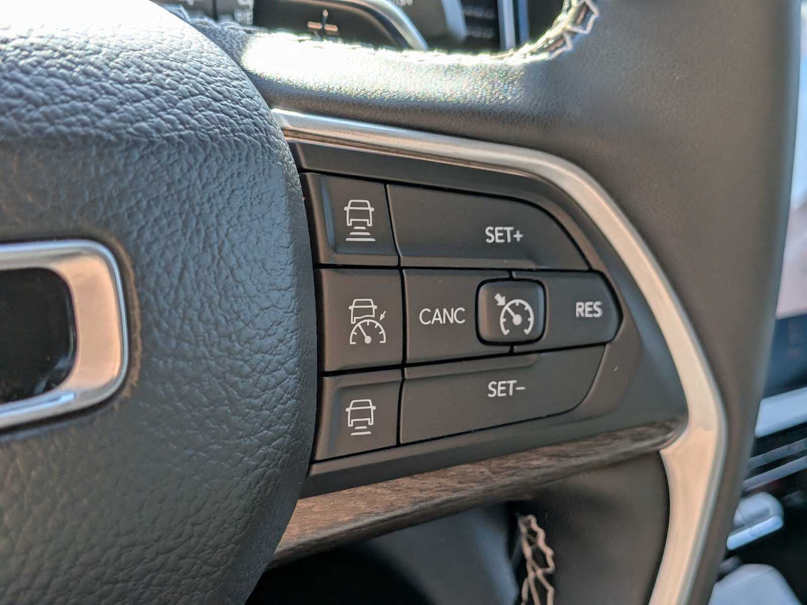 Thumbnail: 2023 Jeep Grand Cherokee - 24