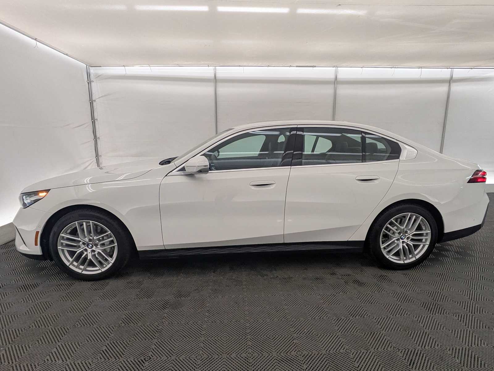 Thumbnail: 2025 BMW 5 Series - 3