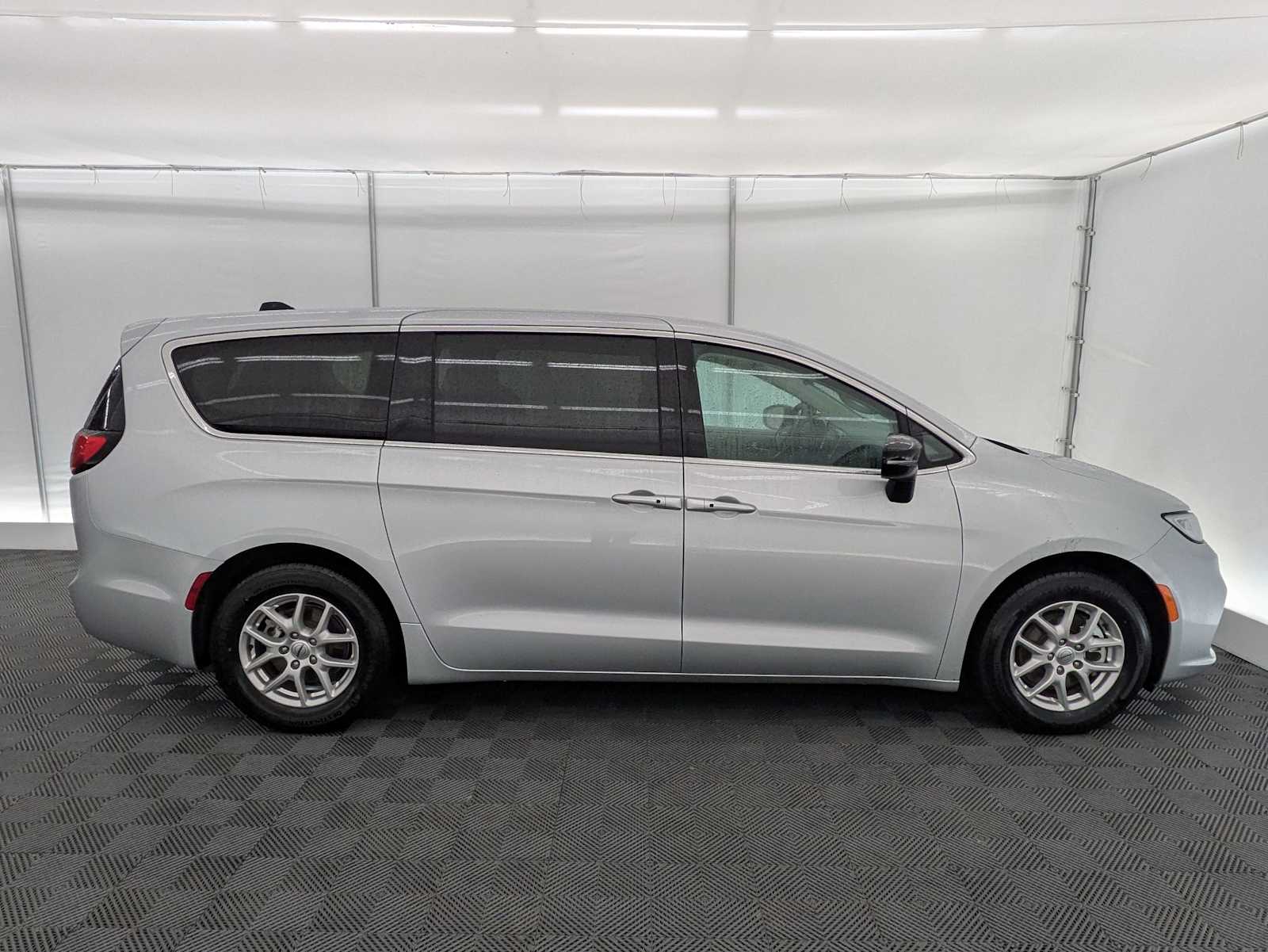 Thumbnail: 2024 Chrysler Pacifica - 7
