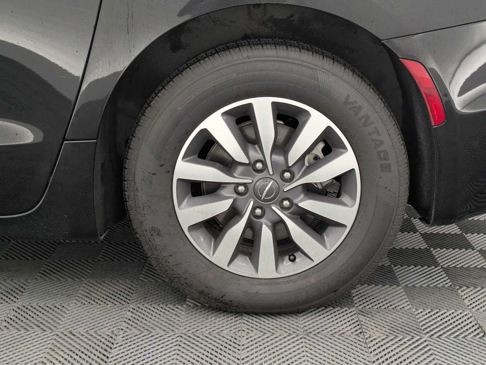 Thumbnail: 2024 Chrysler Pacifica - 14