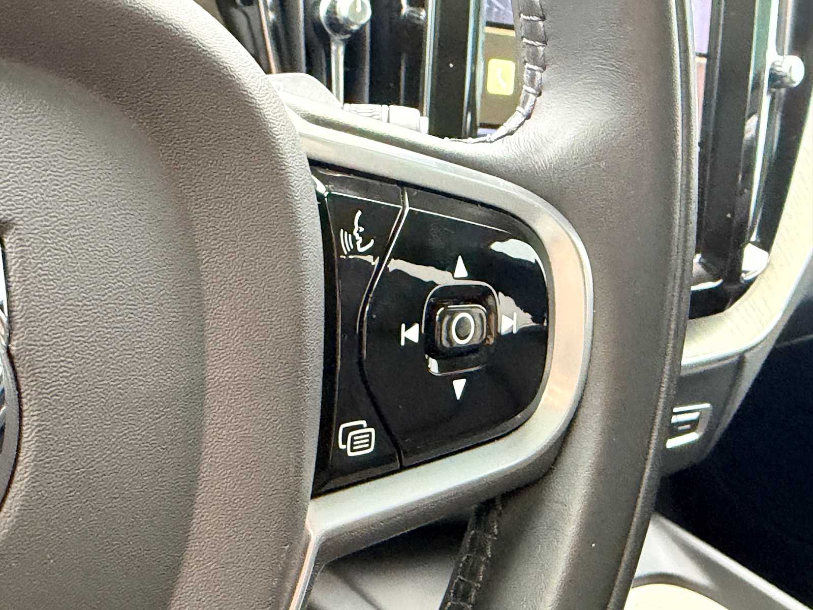 Thumbnail: 2022 Volvo XC60 - 26