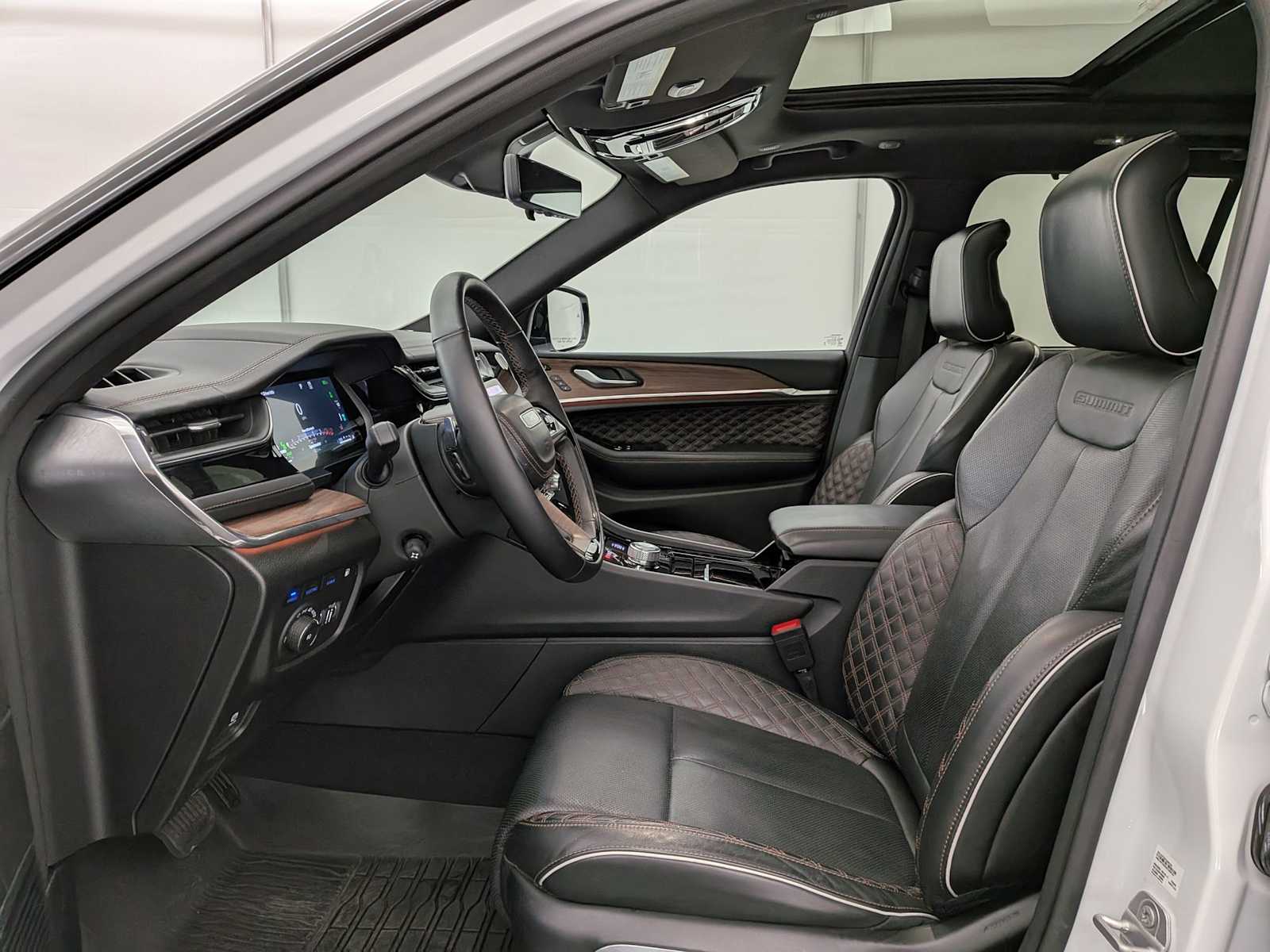 Thumbnail: 2023 Jeep Grand Cherokee - 18