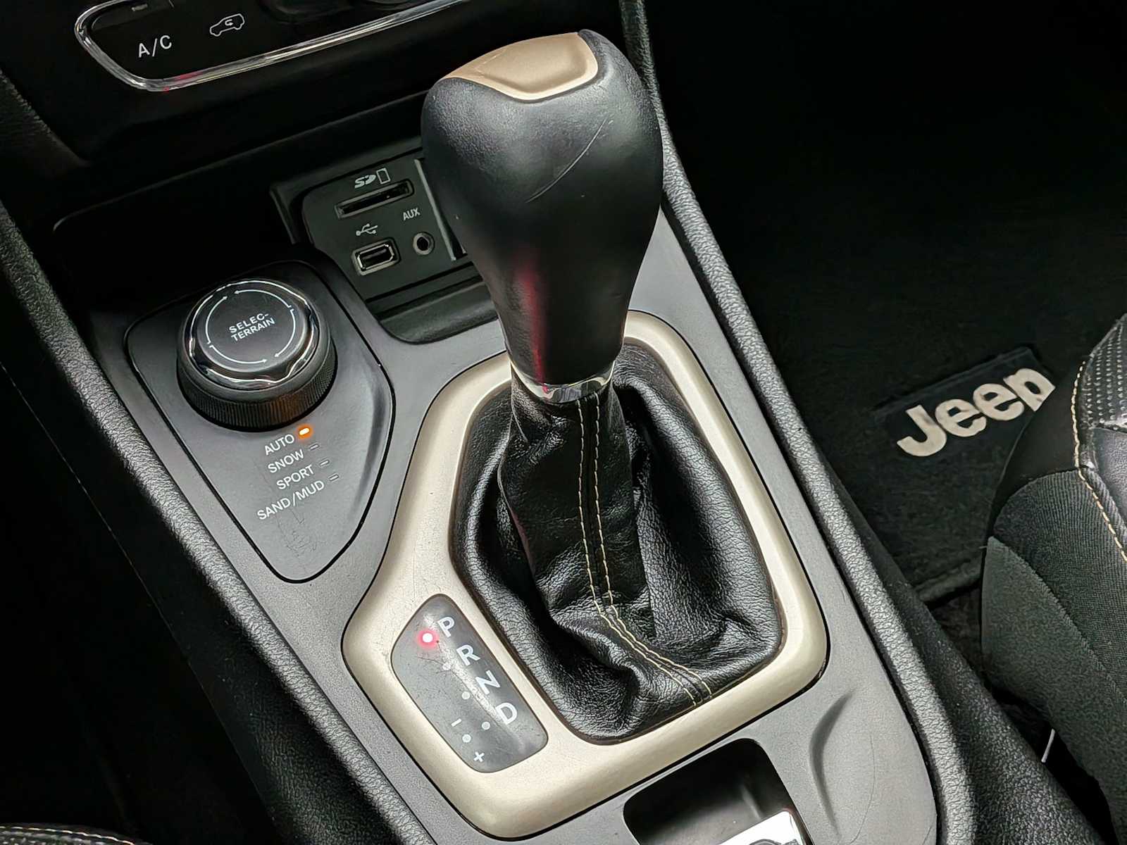 Thumbnail: 2018 Jeep Cherokee - 33