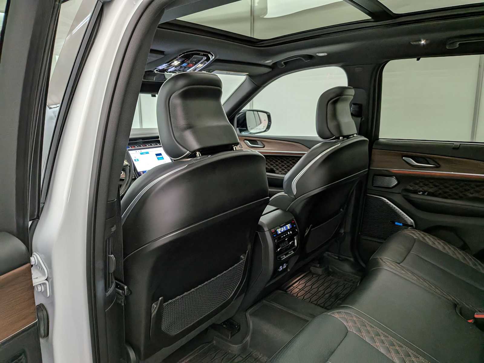 Thumbnail: 2023 Jeep Grand Cherokee - 20