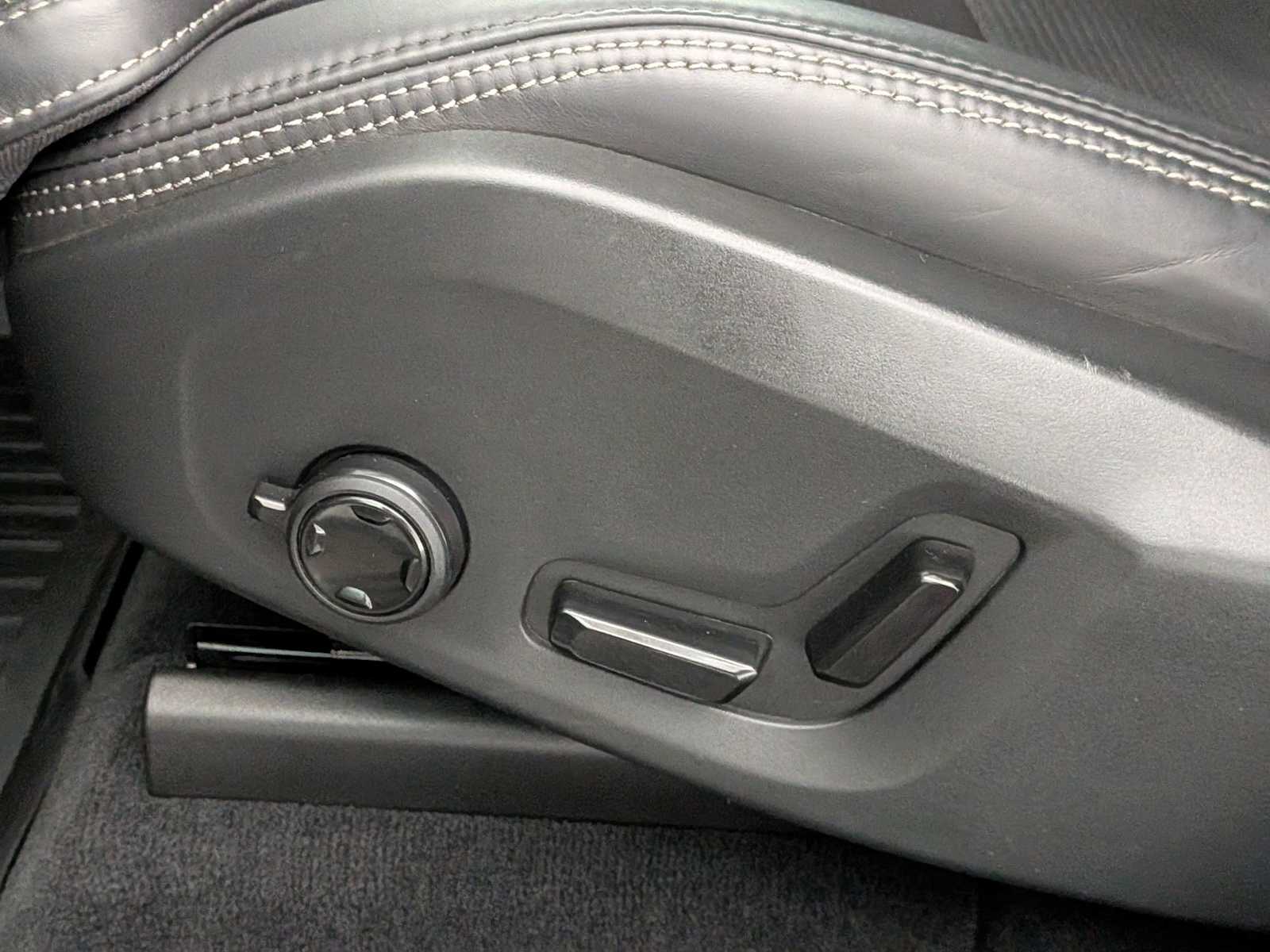 Thumbnail: 2022 Volvo XC60 - 18