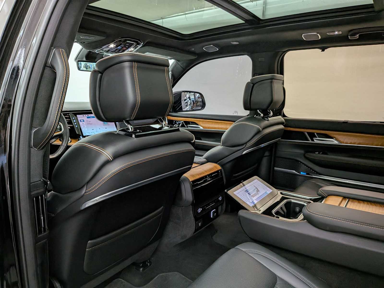 Thumbnail: 2023 Jeep Grand Wagoneer - 18