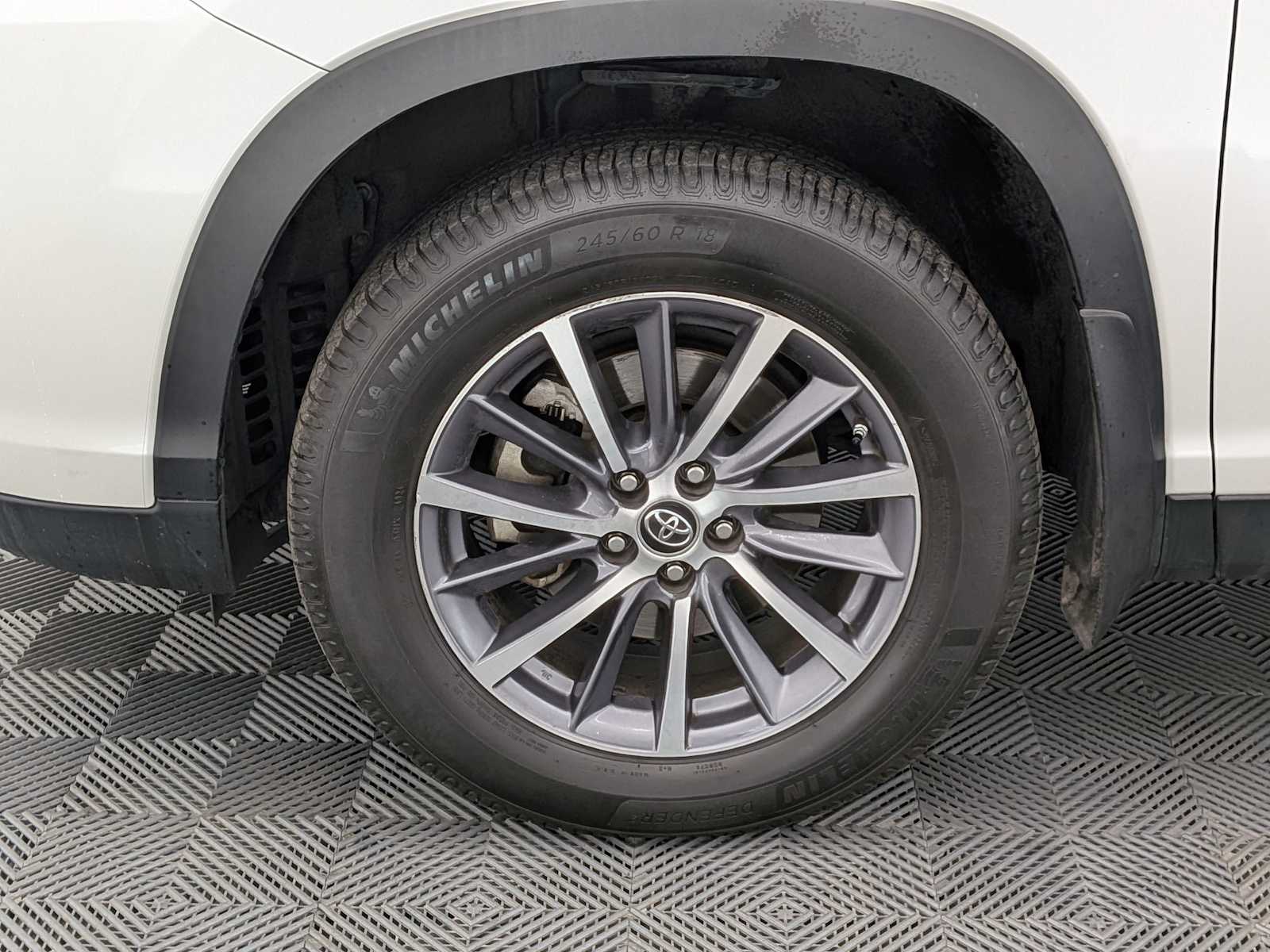 Thumbnail: 2019 Toyota Highlander - 15