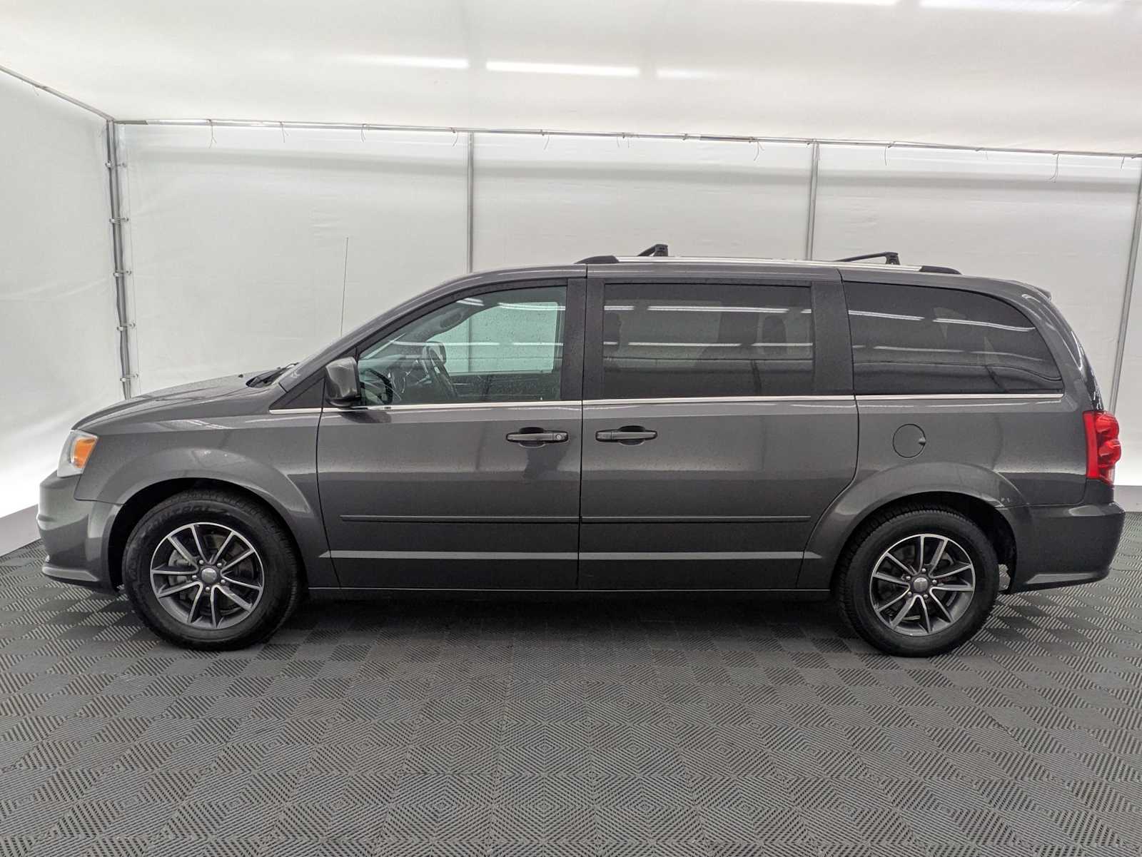 Thumbnail: 2017 Dodge Grand Caravan - 3