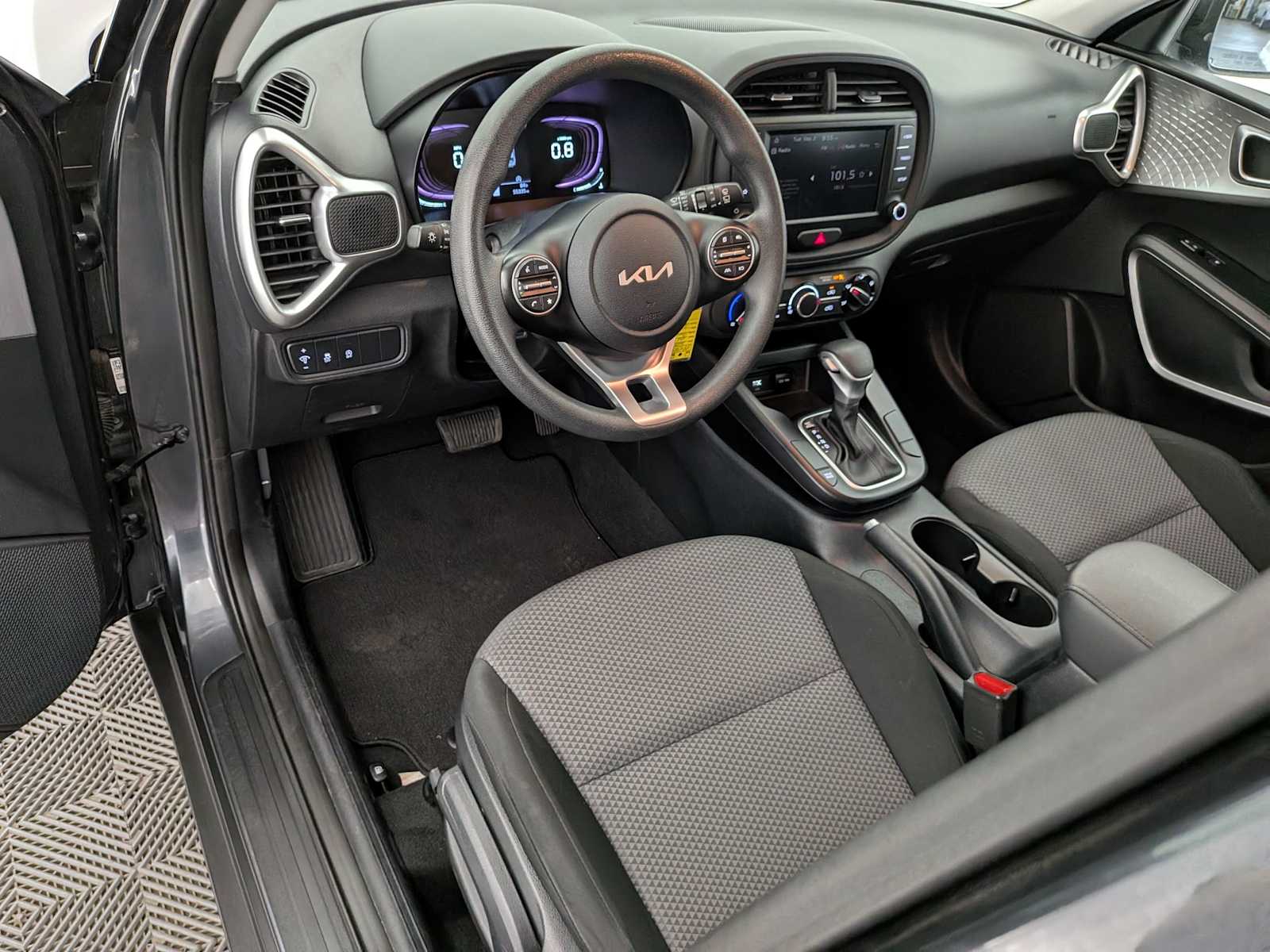 2023 Kia Soul LX photo 2