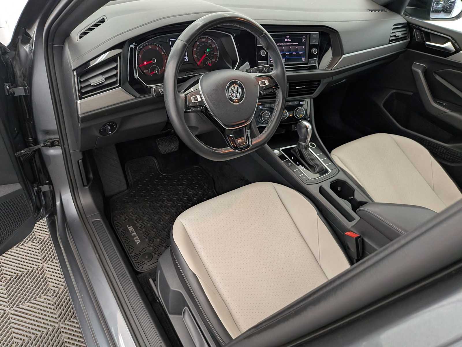 2019 Volkswagen Jetta 1.4T R-Line photo 2
