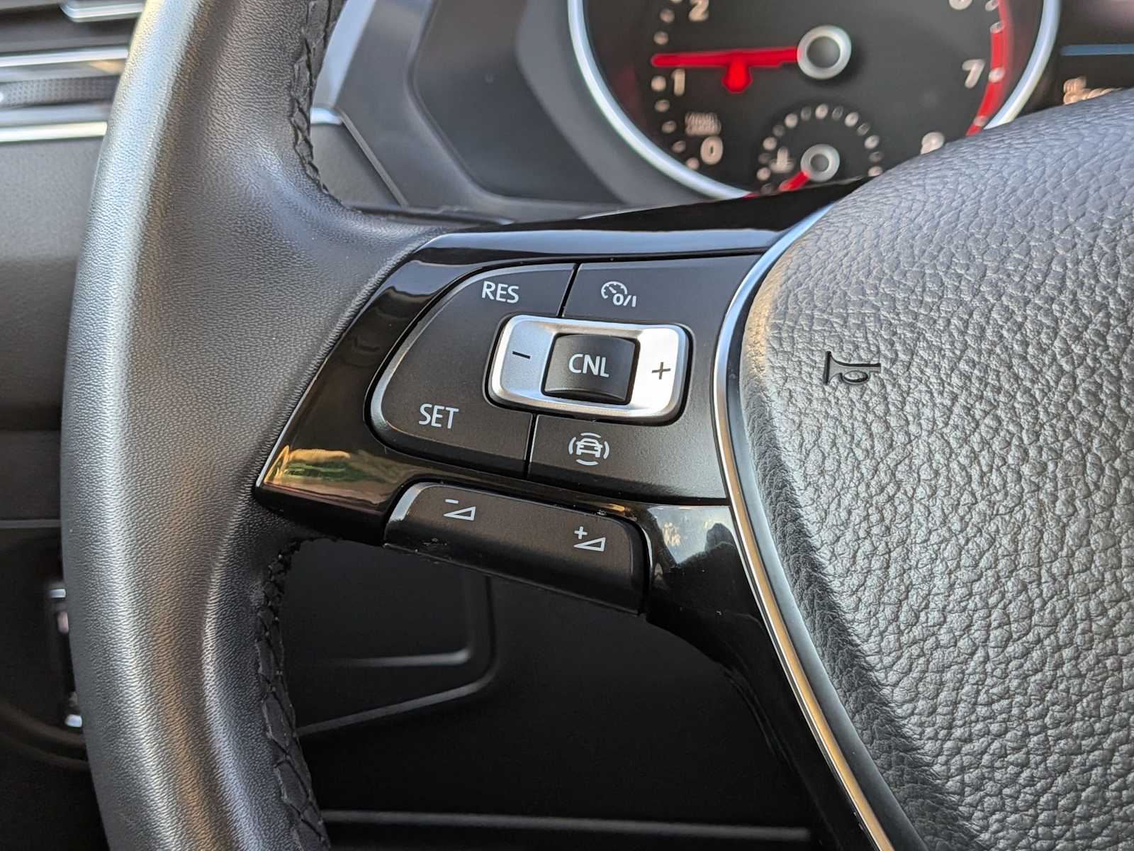 Thumbnail: 2020 Volkswagen Tiguan - 25