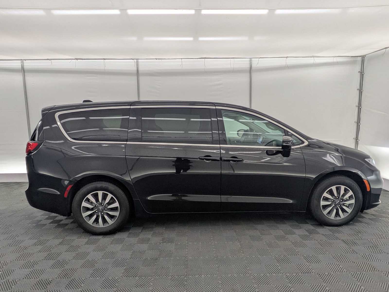 Thumbnail: 2024 Chrysler Pacifica - 7