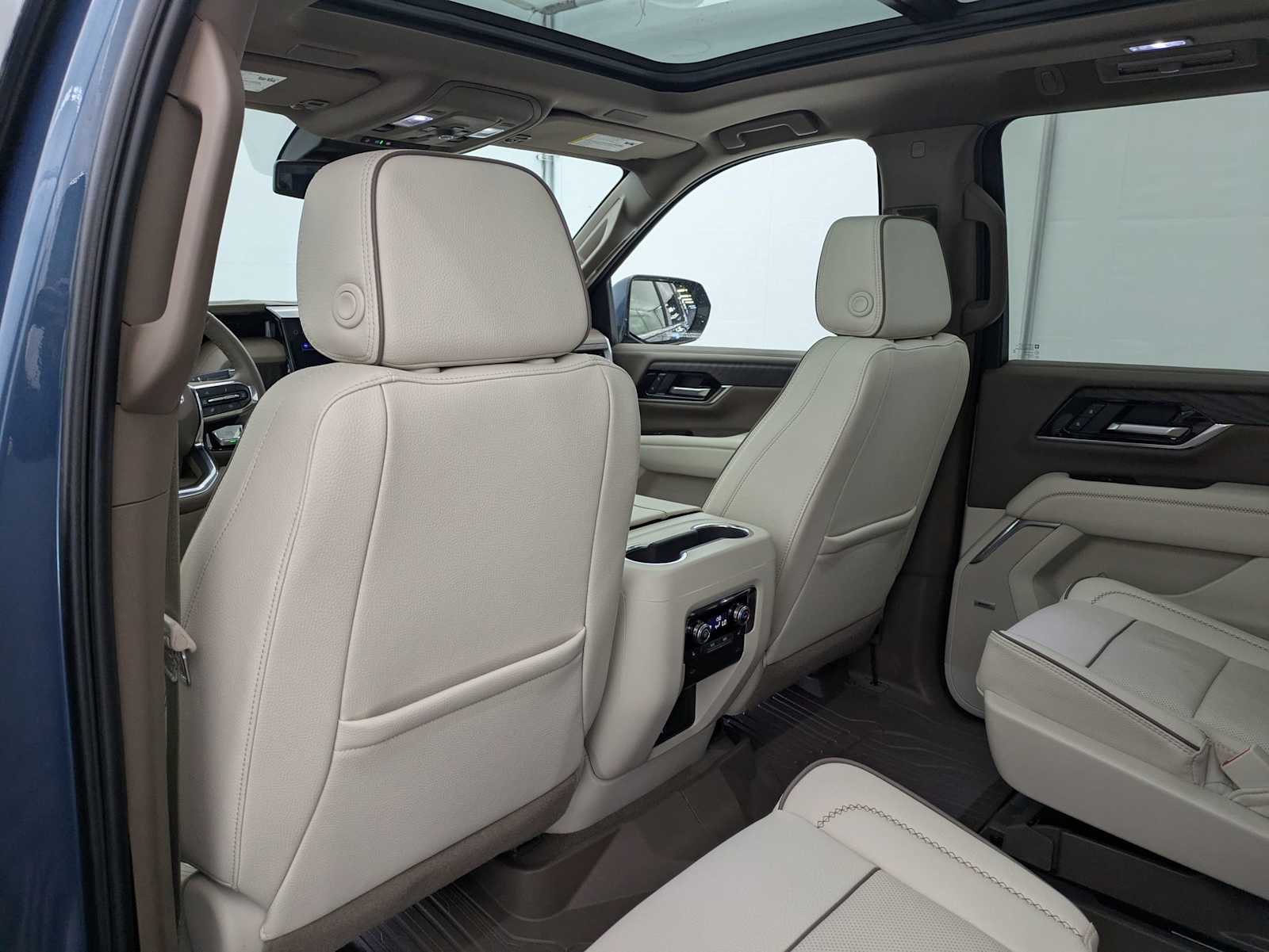 Thumbnail: 2025 GMC Yukon XL - 19