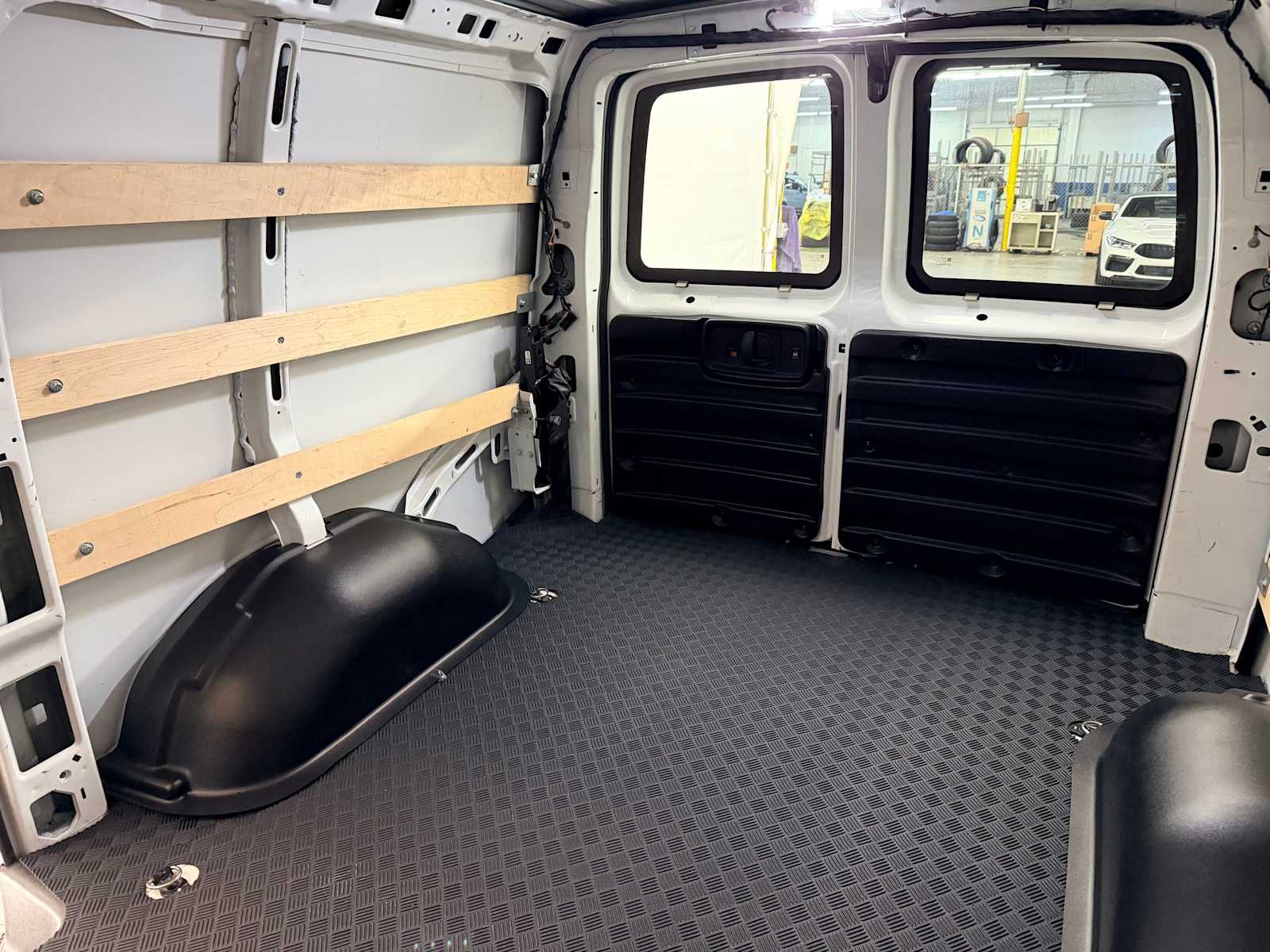 Thumbnail: 2024 GMC Savana - 18