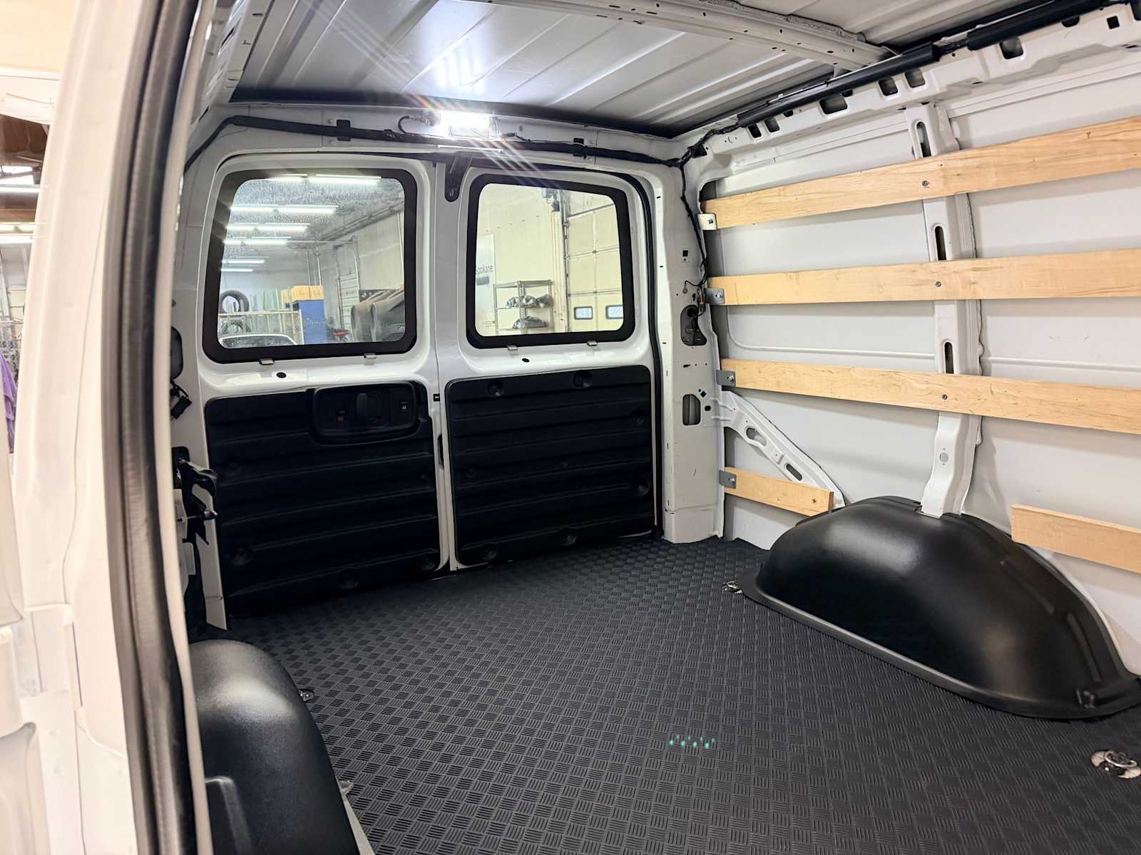 Thumbnail: 2024 GMC Savana - 17