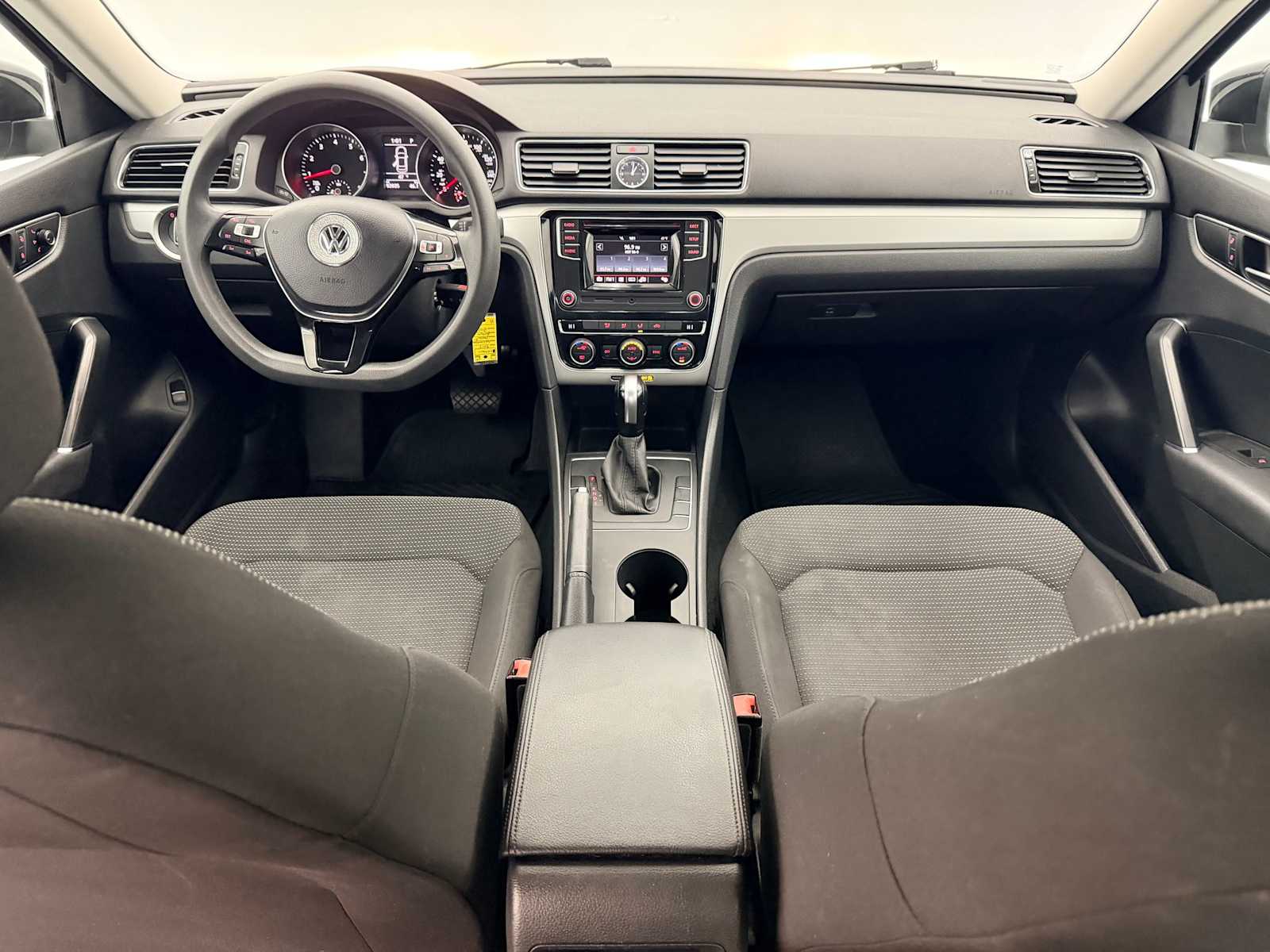 Thumbnail: 2017 Volkswagen Passat - 16