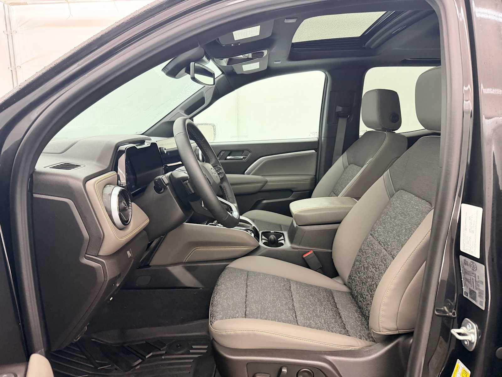 Thumbnail: 2024 Chevrolet Colorado - 16