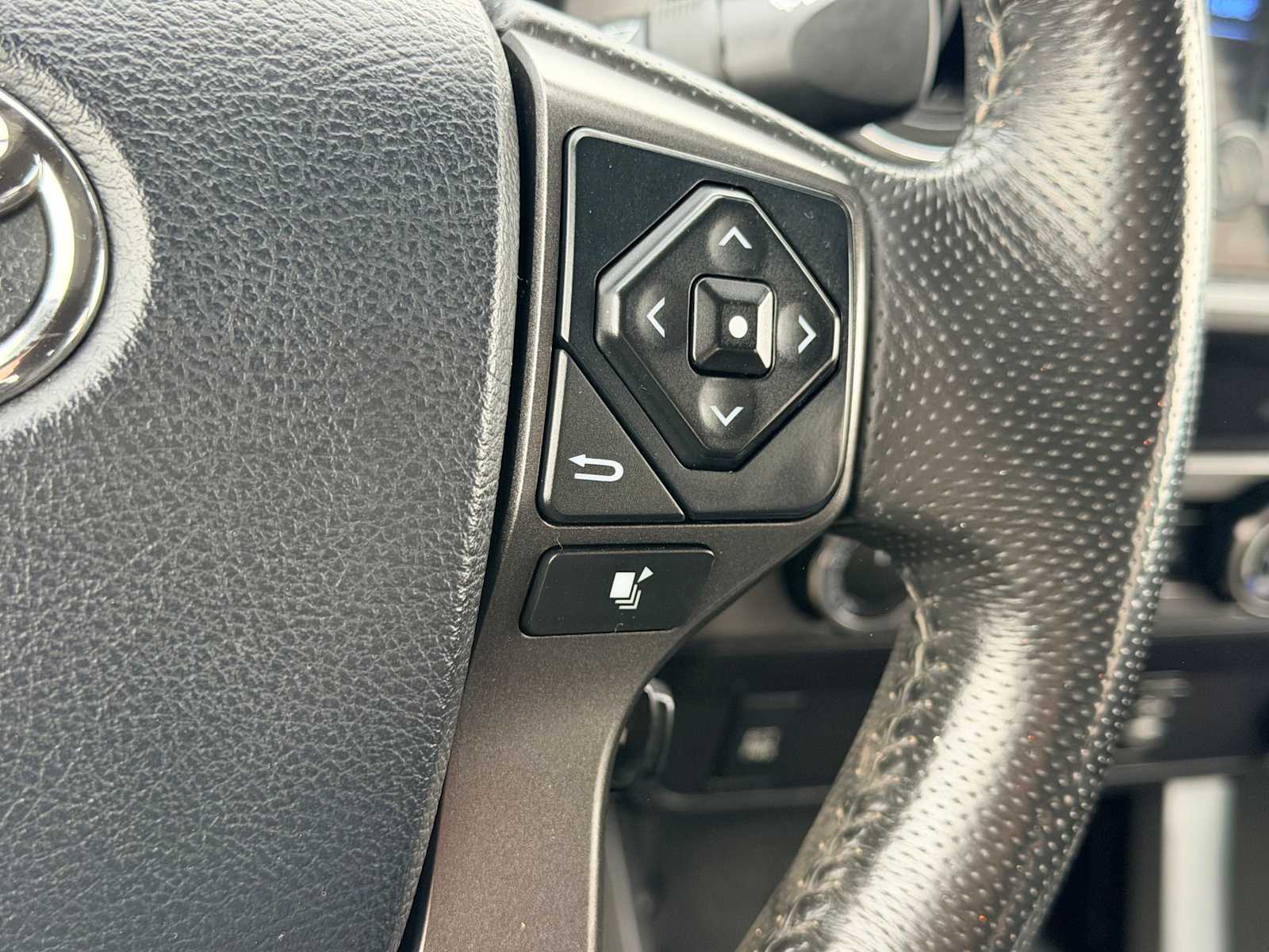 Thumbnail: 2016 Toyota Tacoma - 23