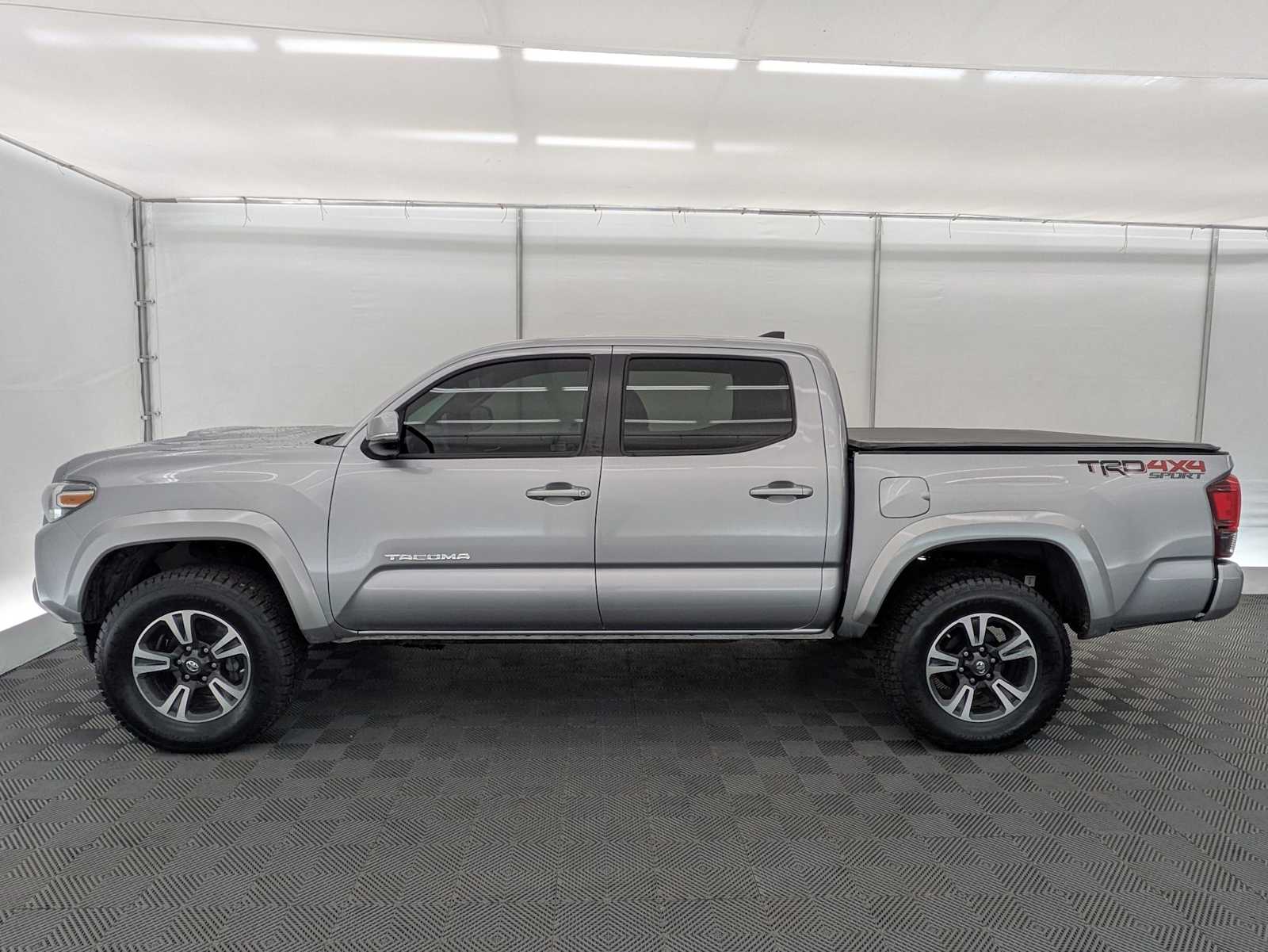 Thumbnail: 2019 Toyota Tacoma - 3