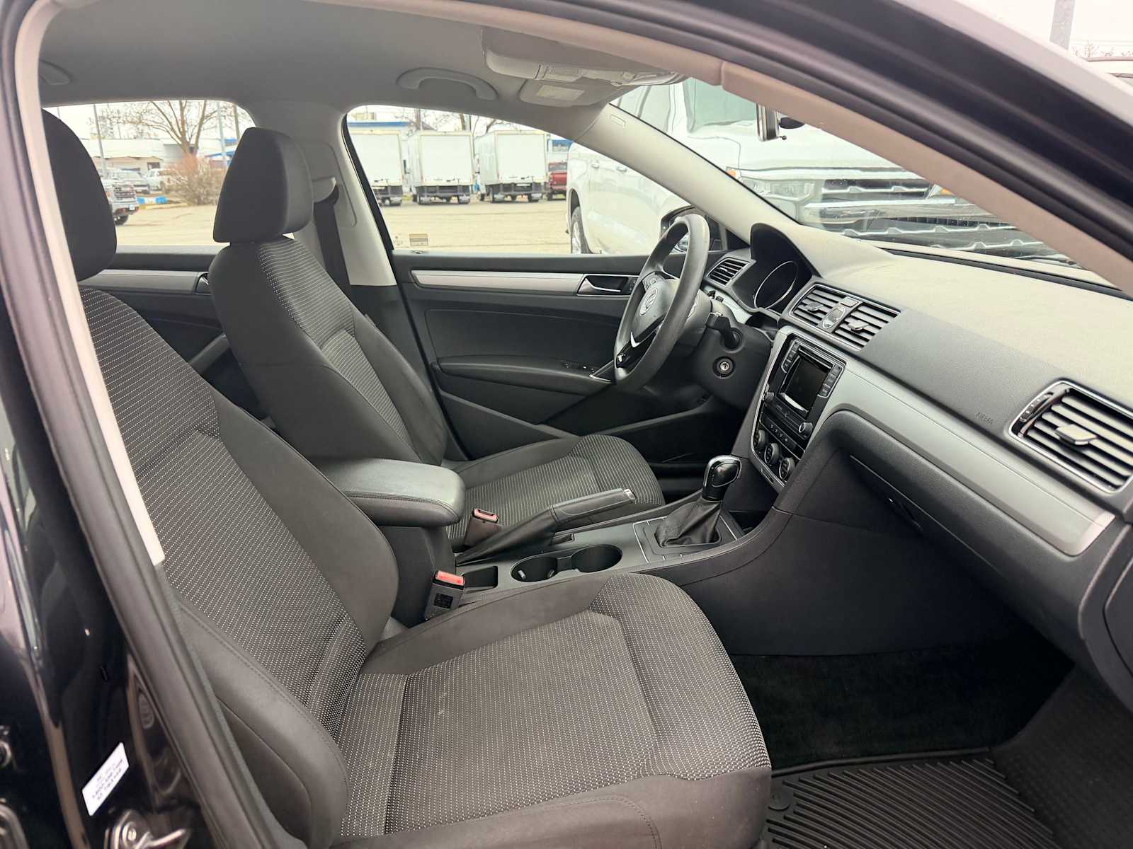 Thumbnail: 2017 Volkswagen Passat - 21