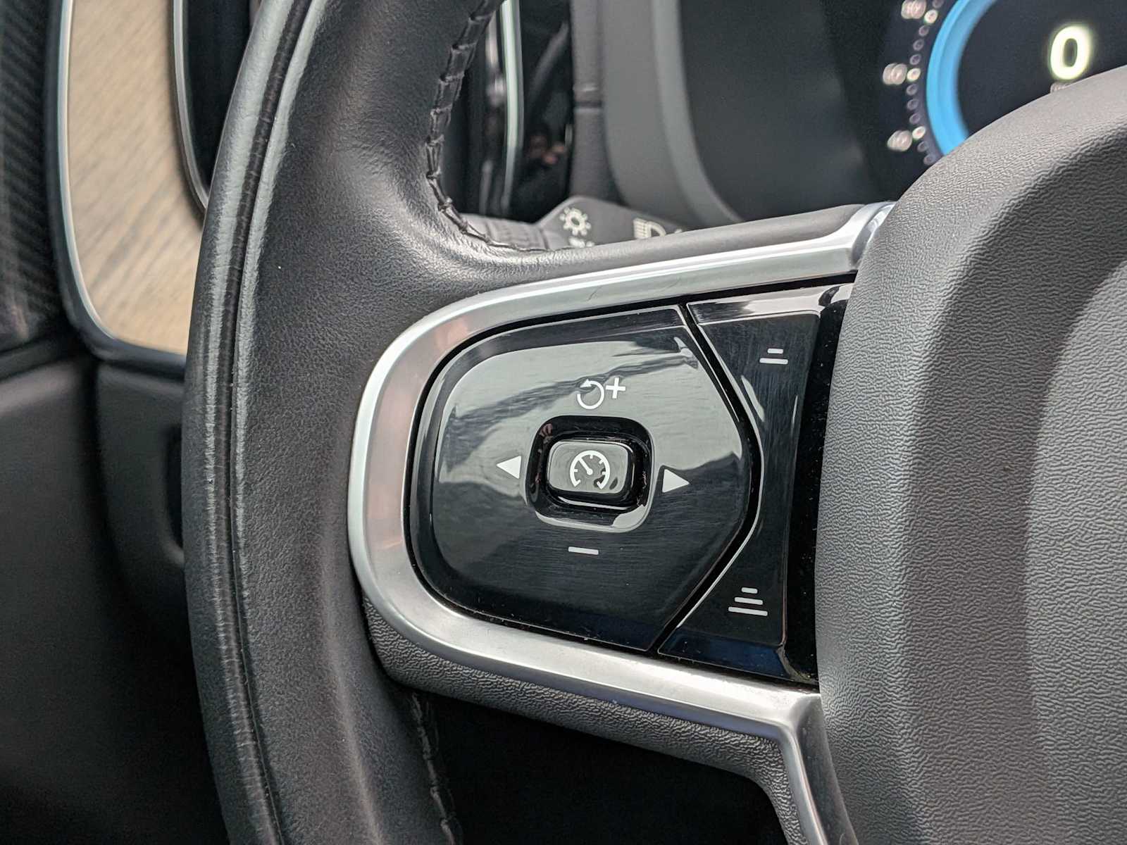 Thumbnail: 2022 Volvo XC60 - 25