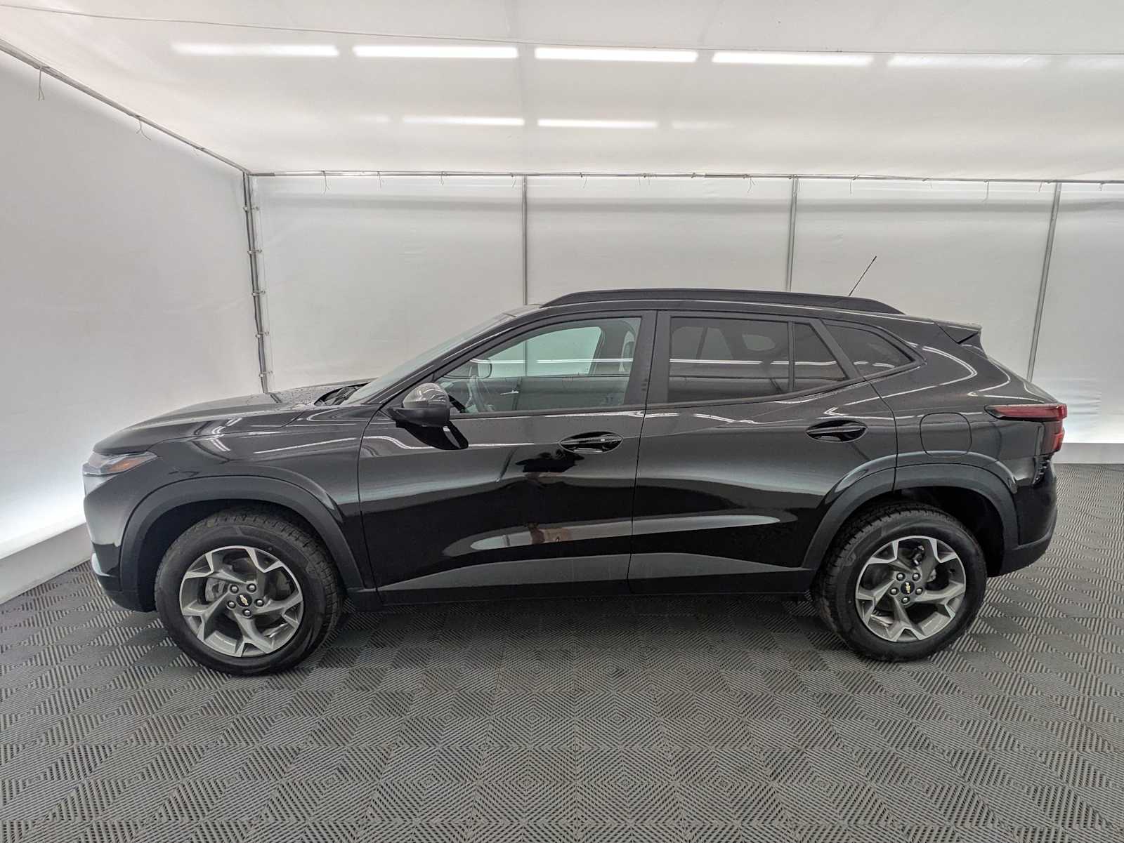 Thumbnail: 2024 Chevrolet Trax - 3