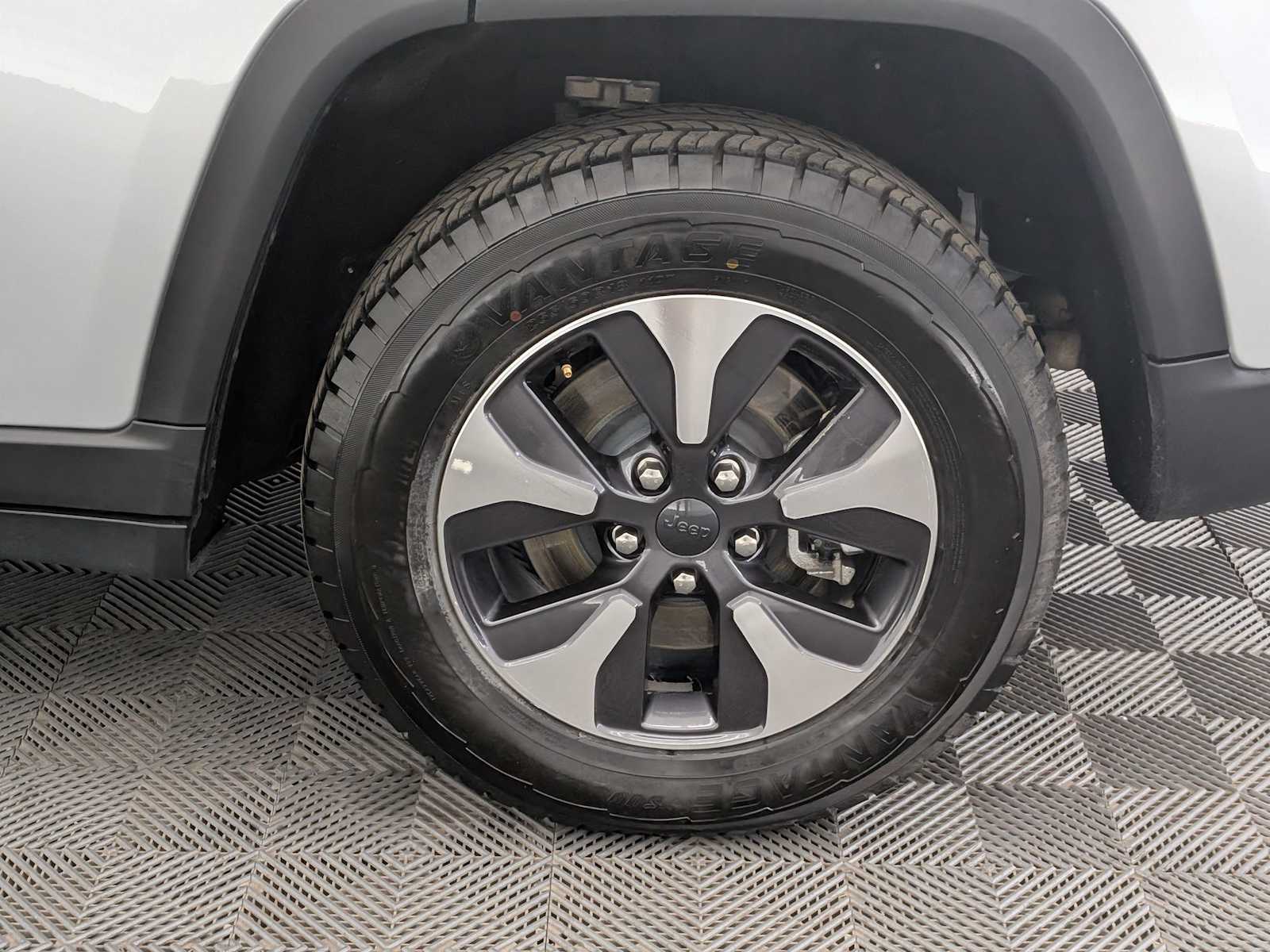 Thumbnail: 2024 Jeep Grand Cherokee - 16