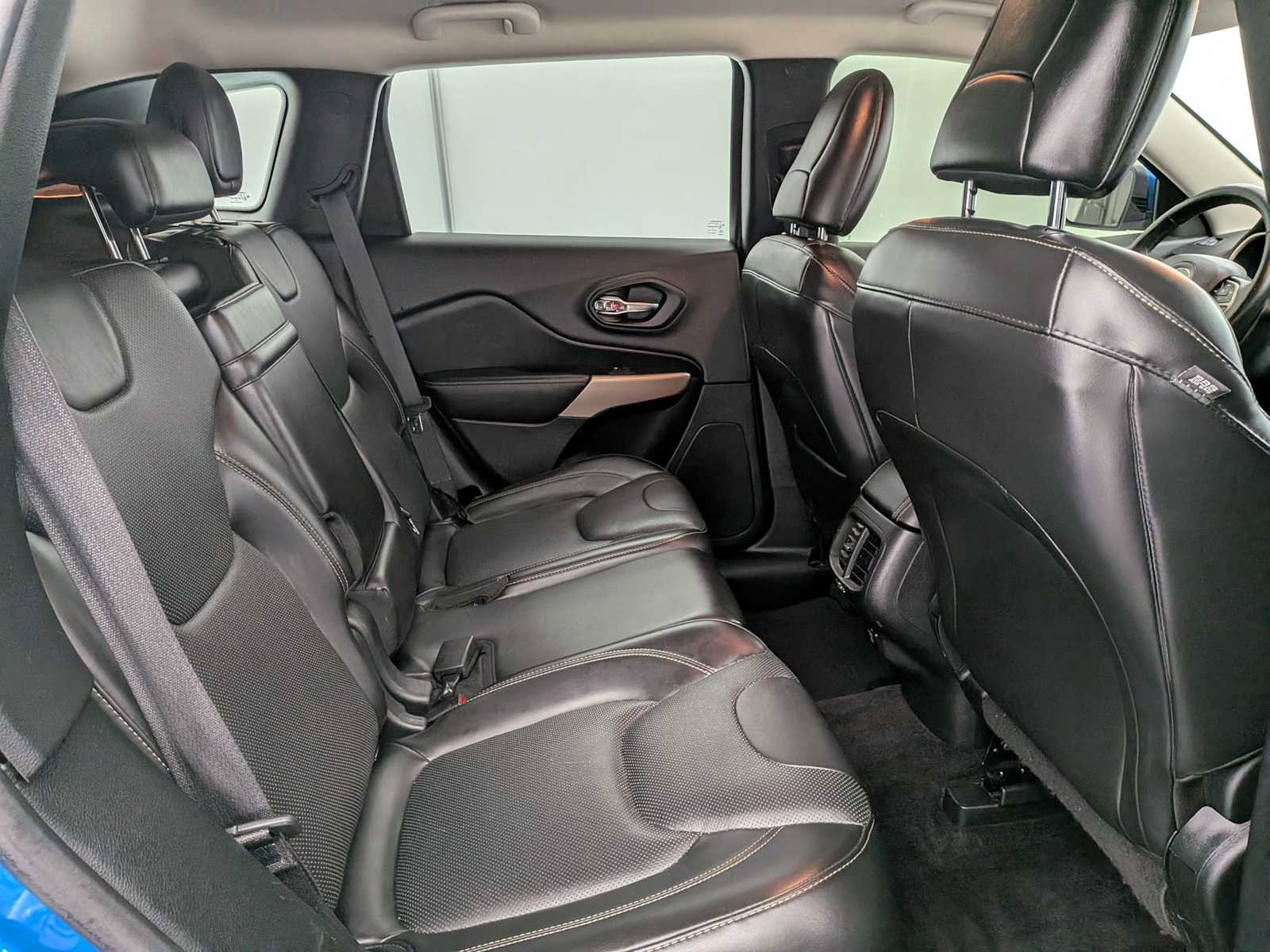 Thumbnail: 2018 Jeep Cherokee - 21