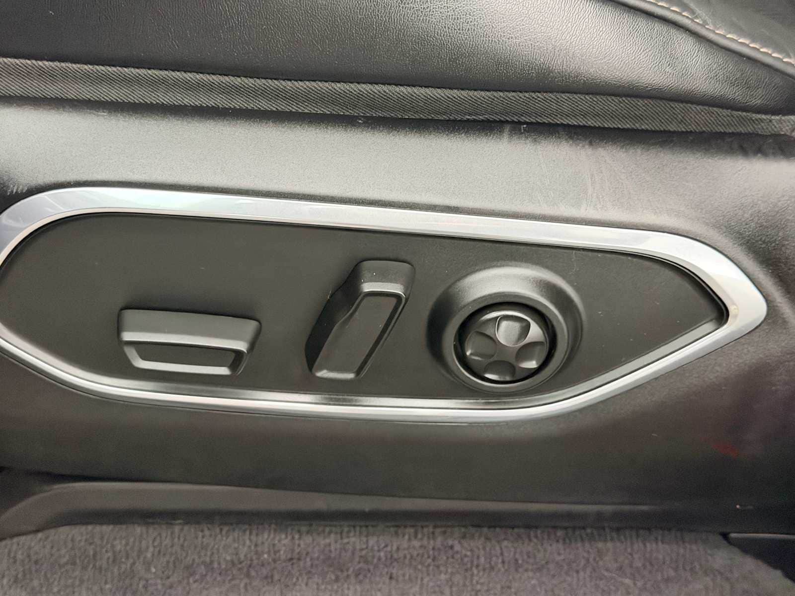 Thumbnail: 2023 Jeep Wagoneer - 17