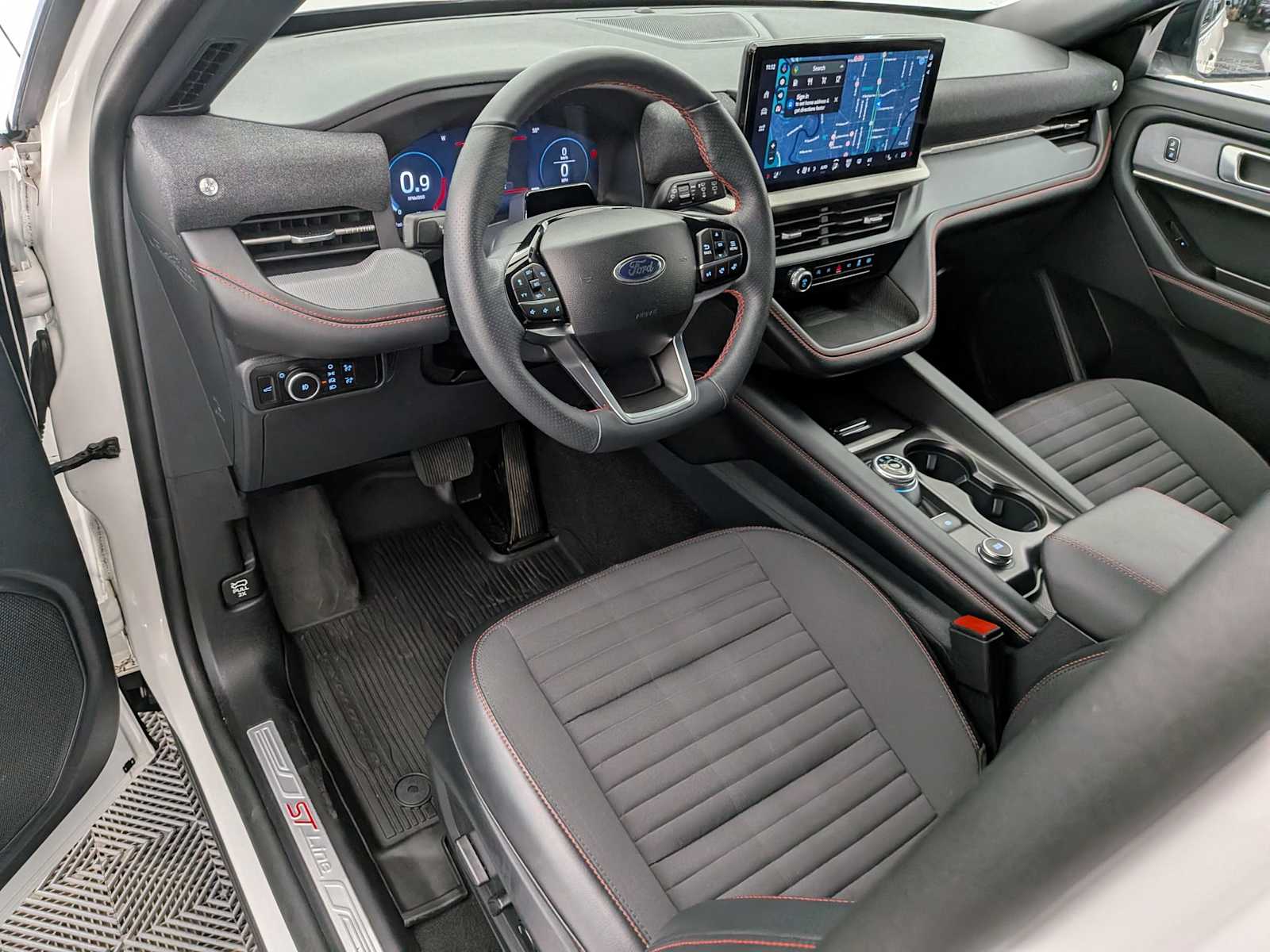 2025 Ford Explorer ST-Line photo 2