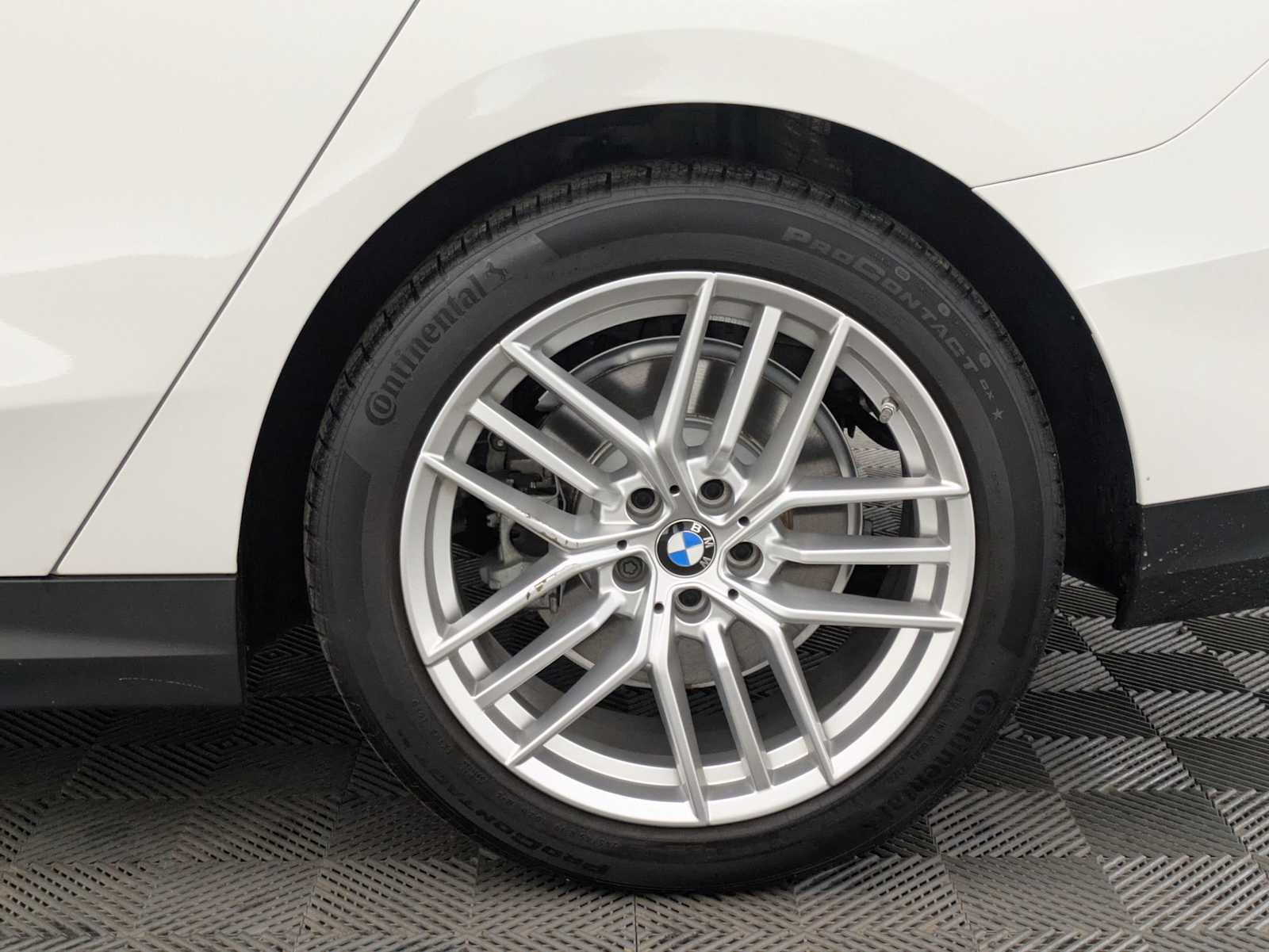 Thumbnail: 2025 BMW 5 Series - 14