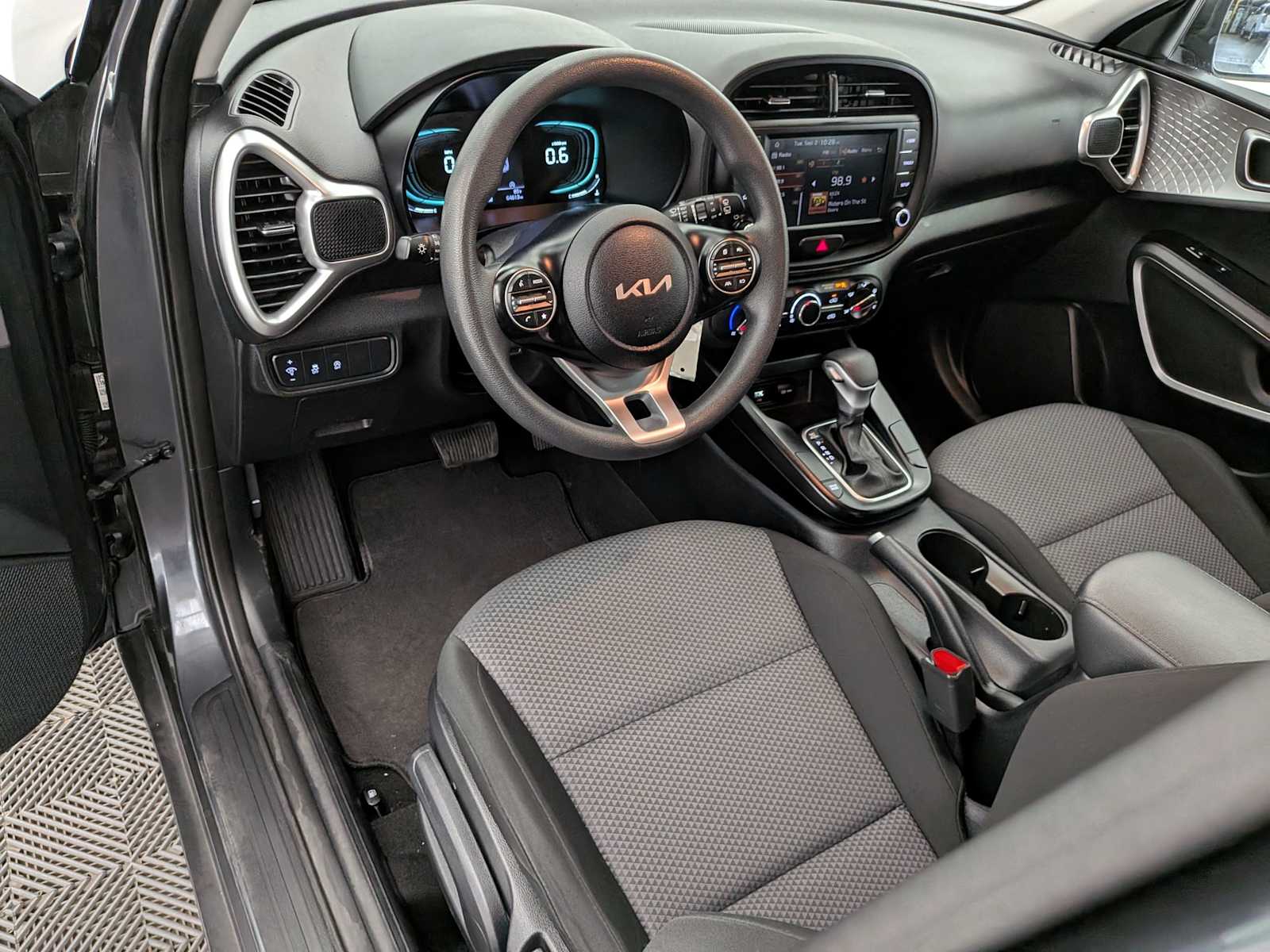 2023 Kia Soul LX photo 2