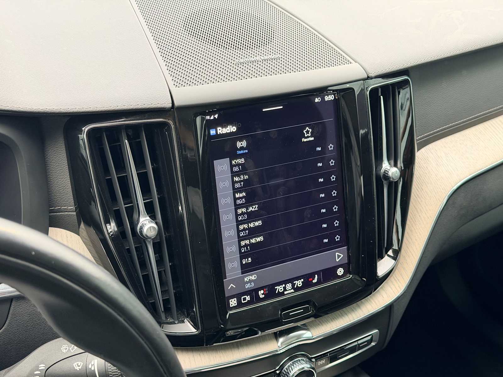 Thumbnail: 2022 Volvo XC60 - 32