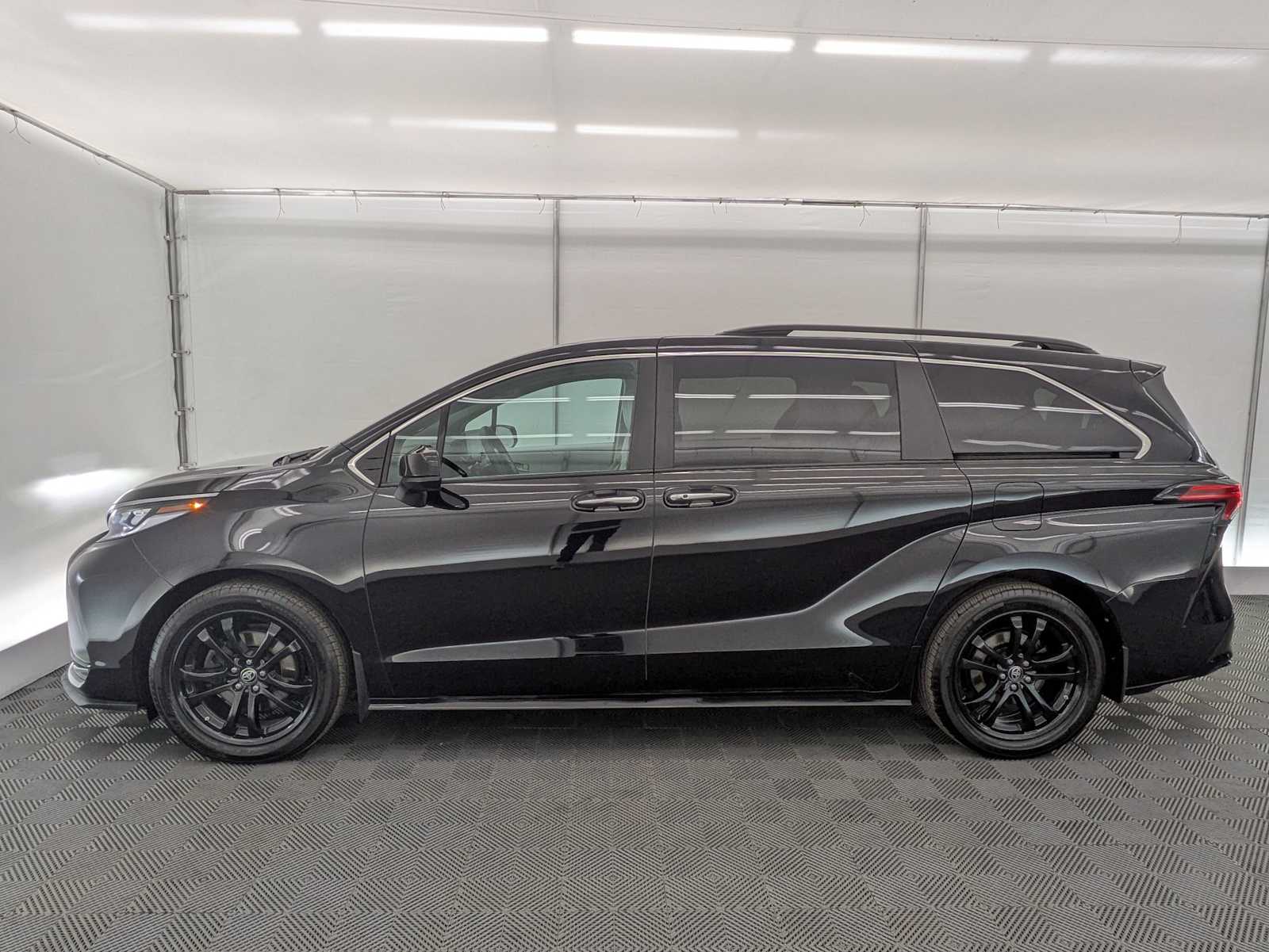 Thumbnail: 2024 Toyota Sienna - 3