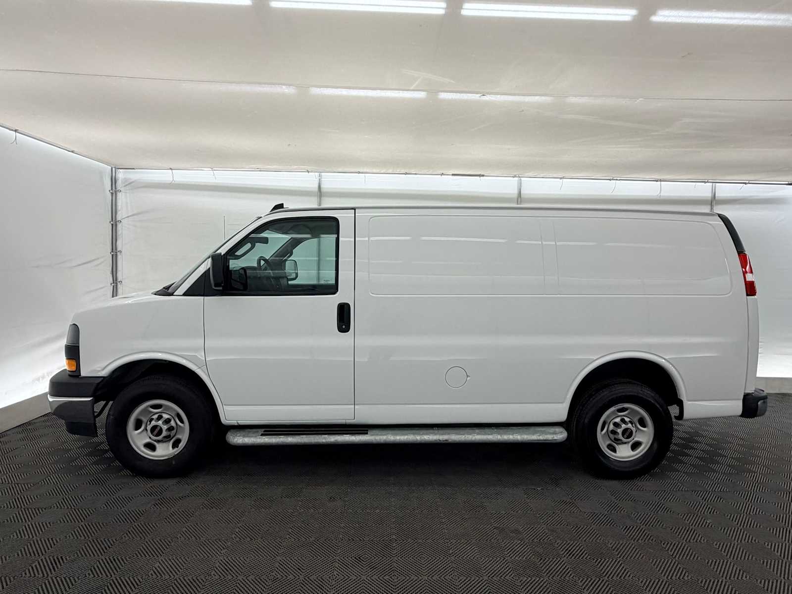 Thumbnail: 2024 GMC Savana - 3