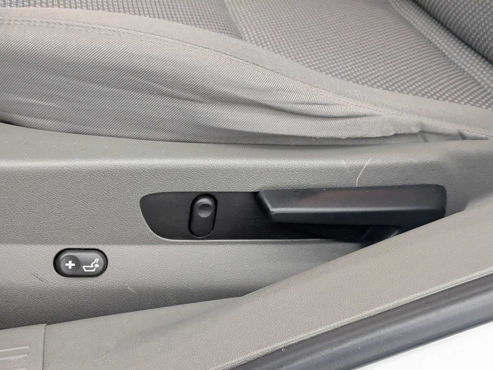 Thumbnail: 2011 Chevrolet Malibu - 17