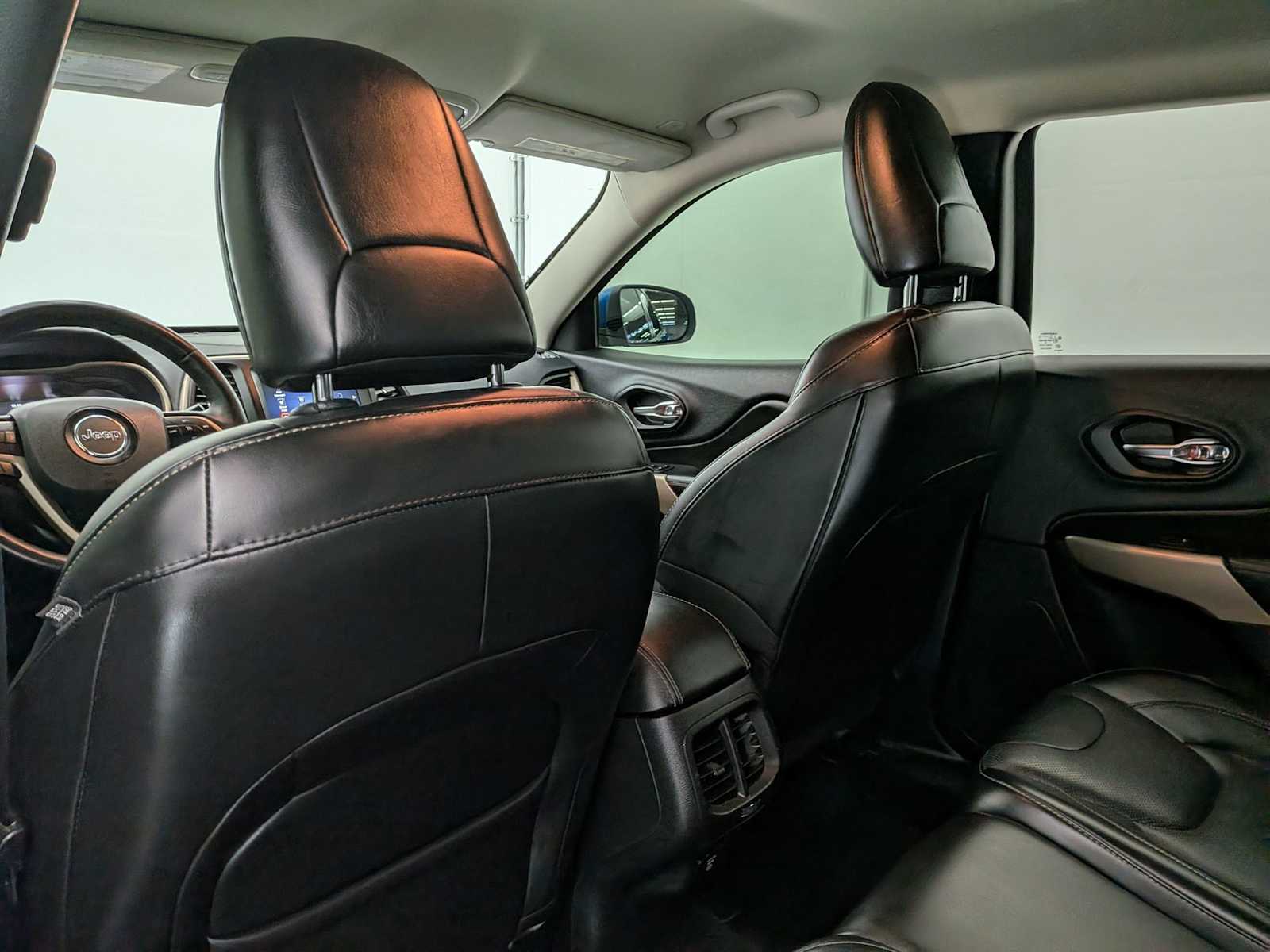 Thumbnail: 2018 Jeep Cherokee - 19