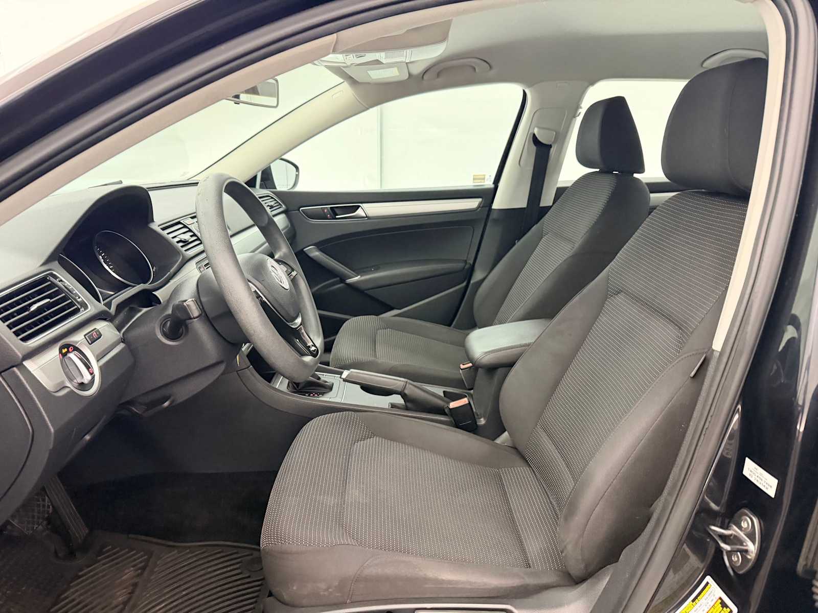 Thumbnail: 2017 Volkswagen Passat - 17